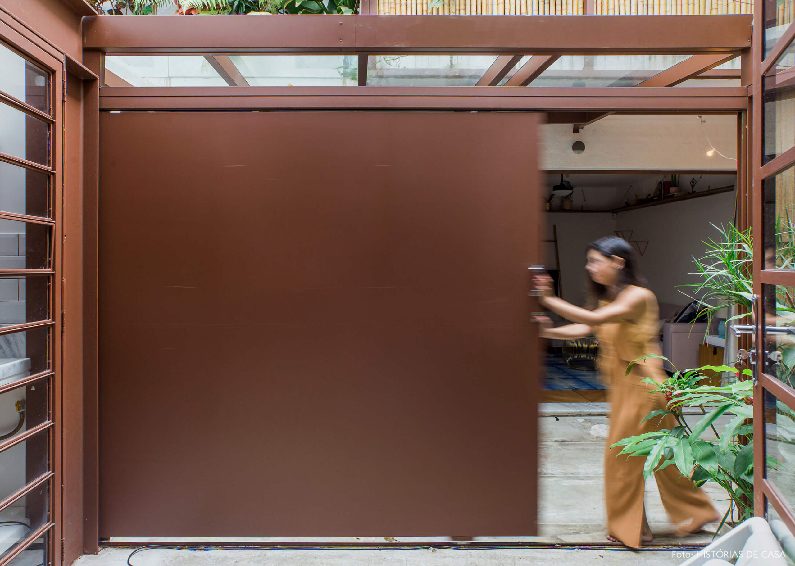 Casa com quintal e portão de serralheria