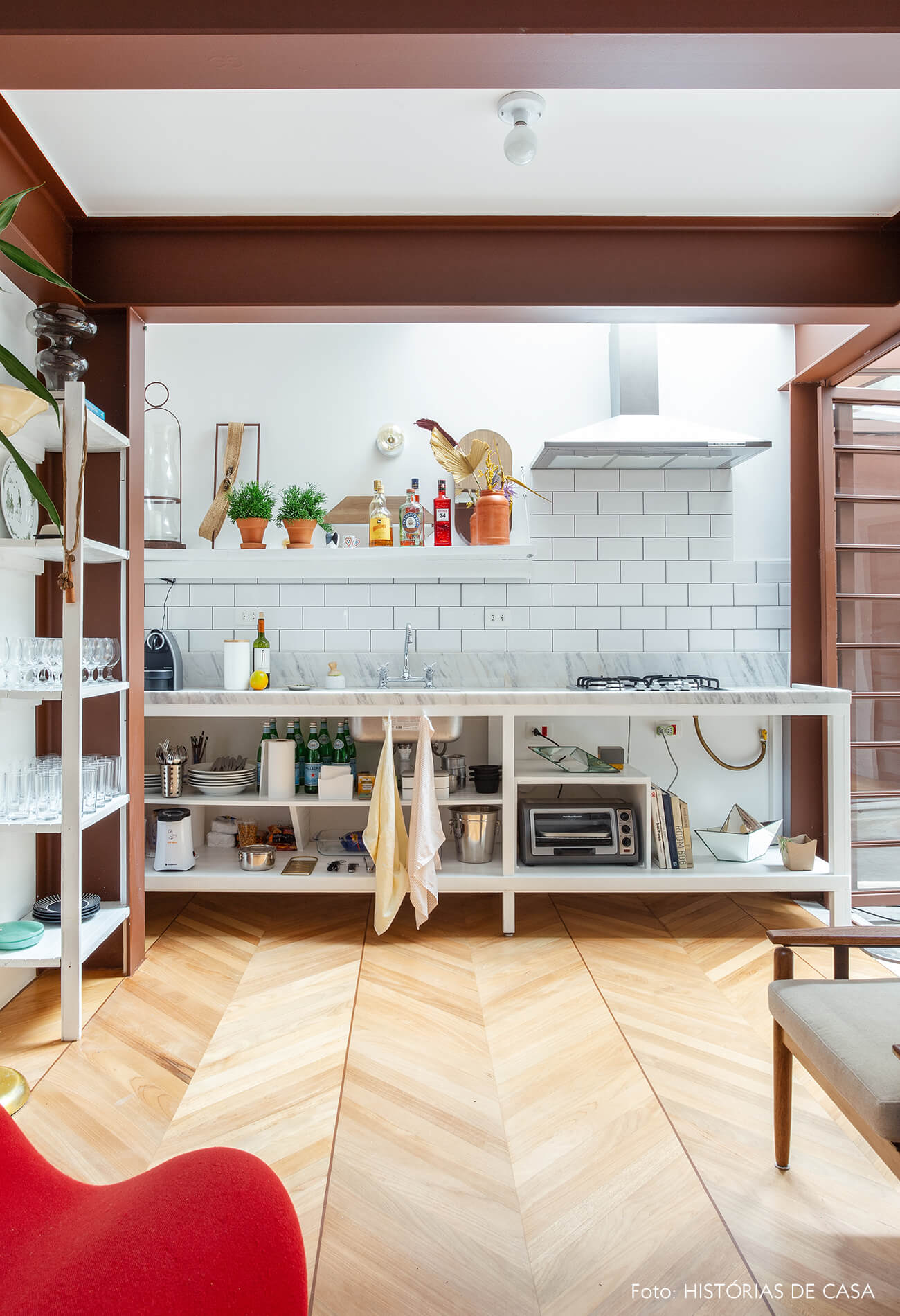 Casa com cozinha integrada e piso espinha de peixe