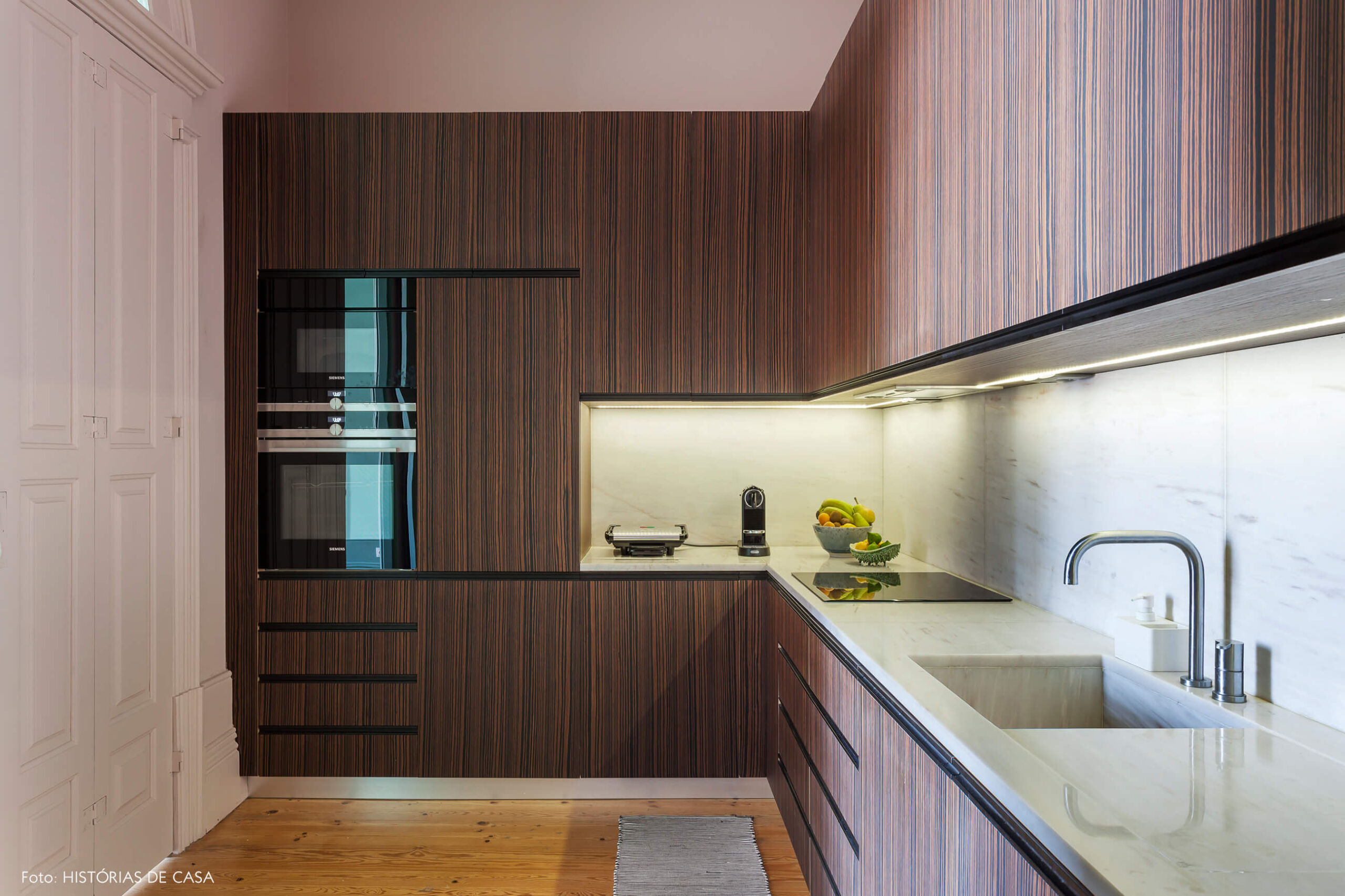 Cozinha com armários em L