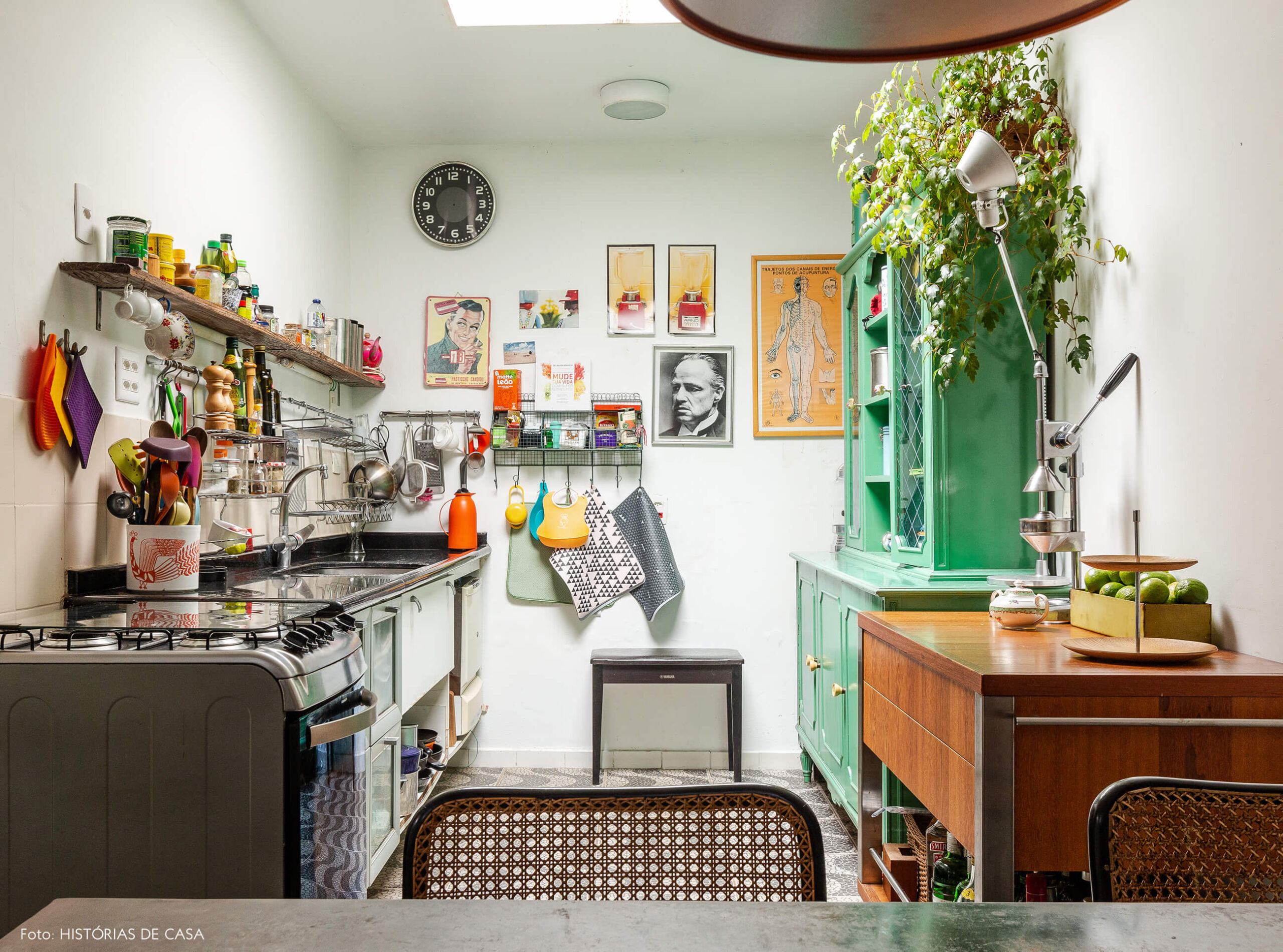 Cozinha com móveis antigos e armário verde