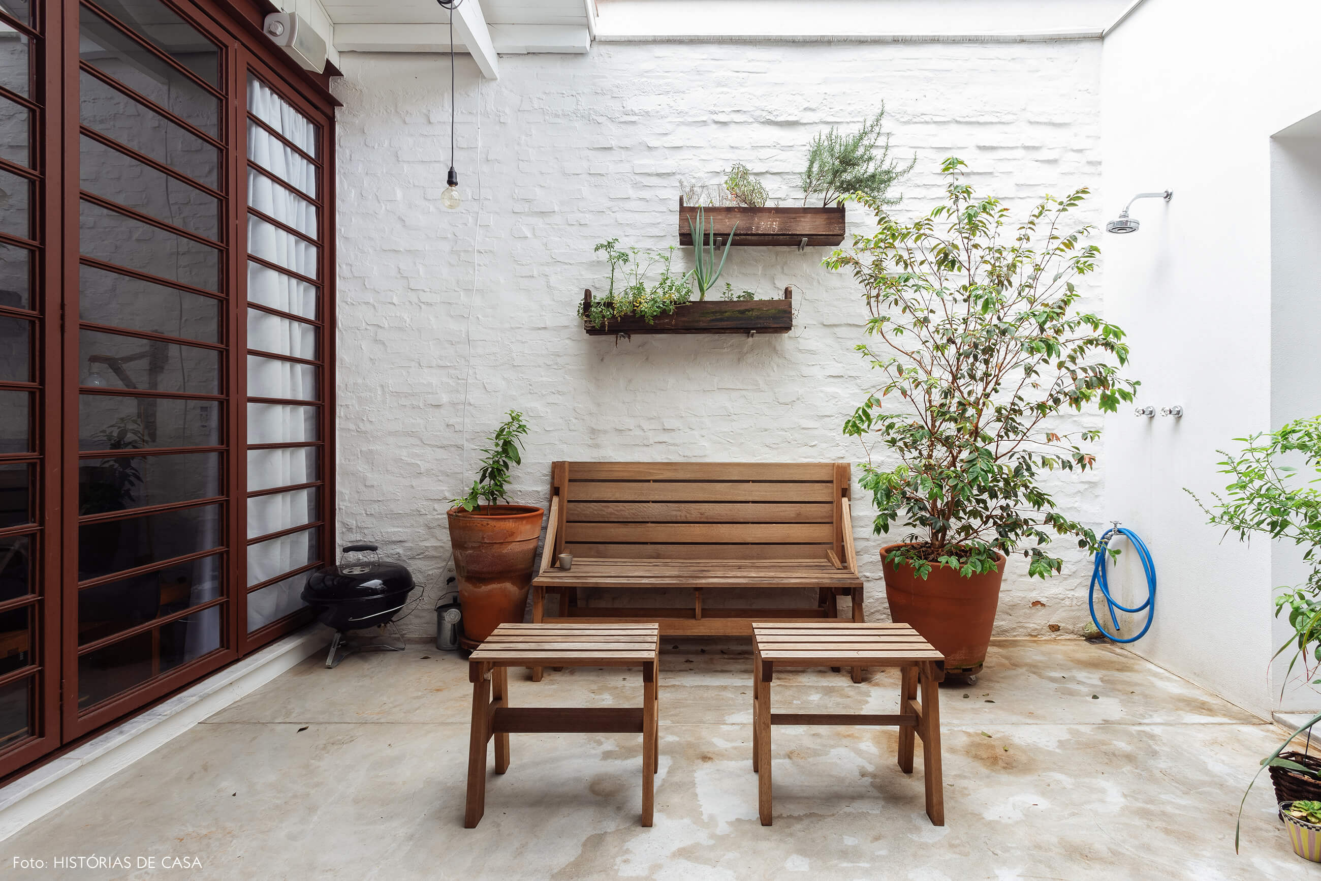 Casa com terraço e piso de cimento queimado