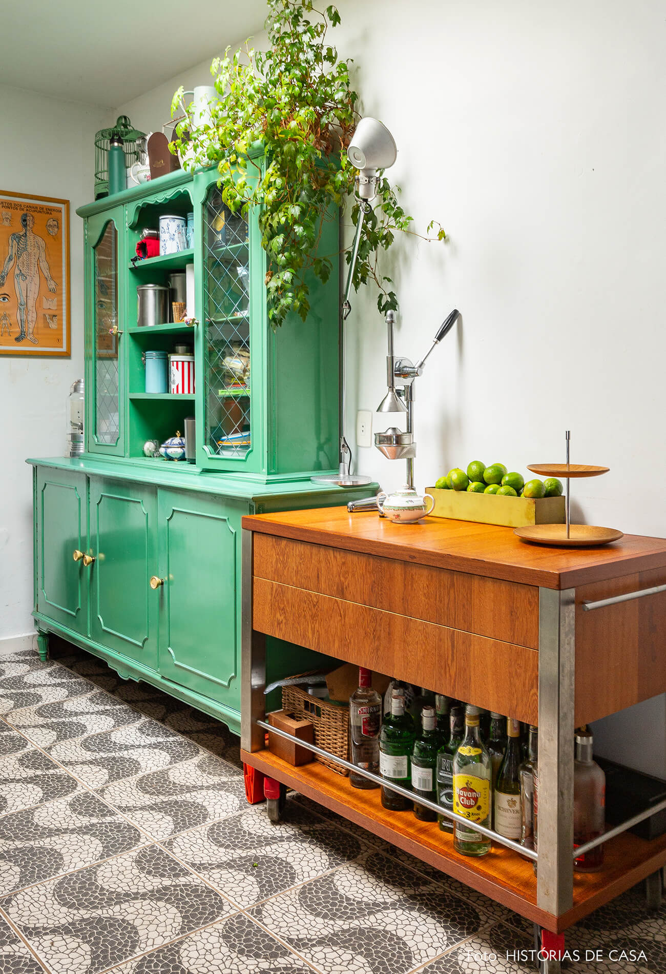 Cozinha com móveis antigos e armário verde