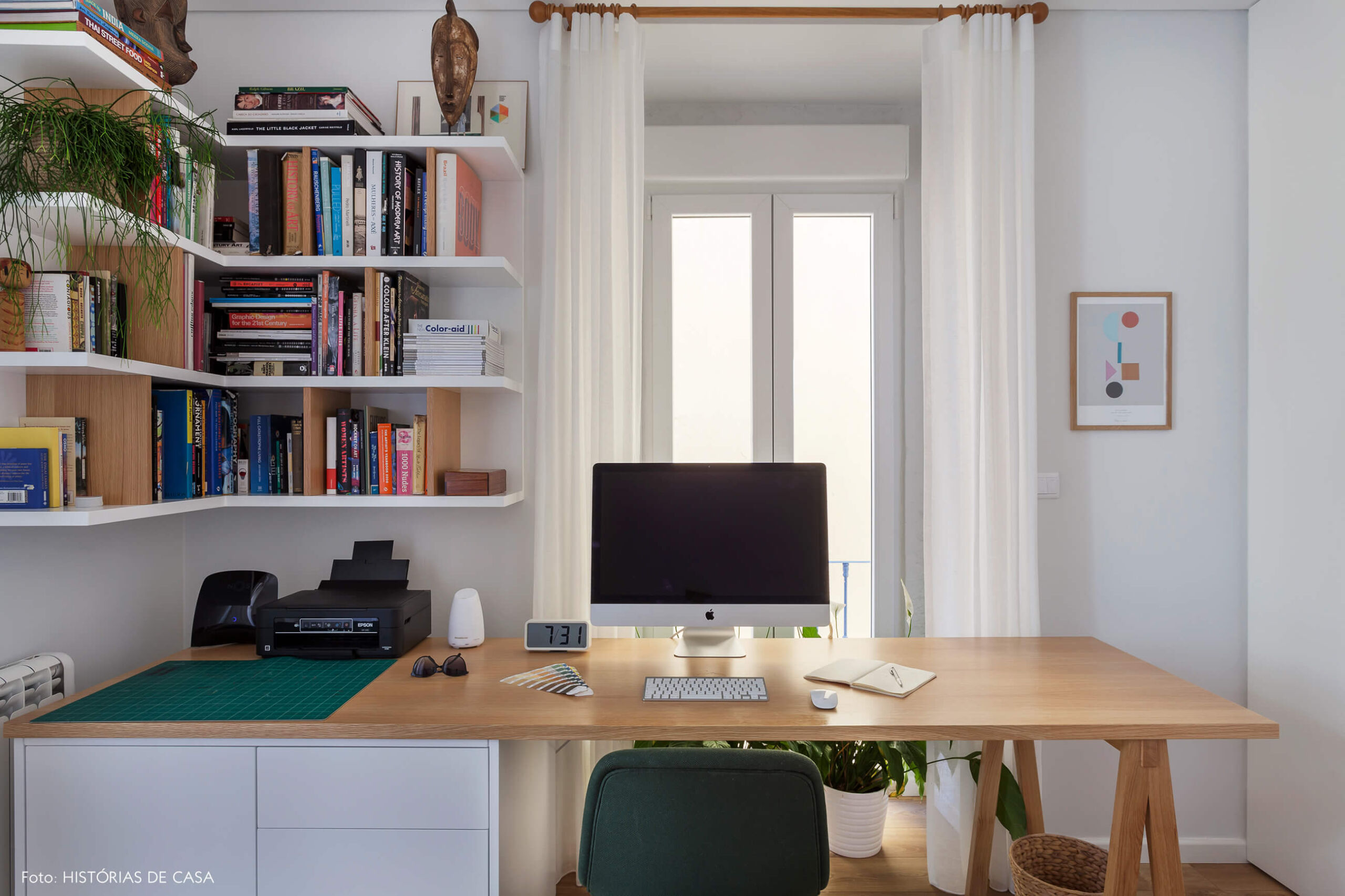 Home office com estante em L