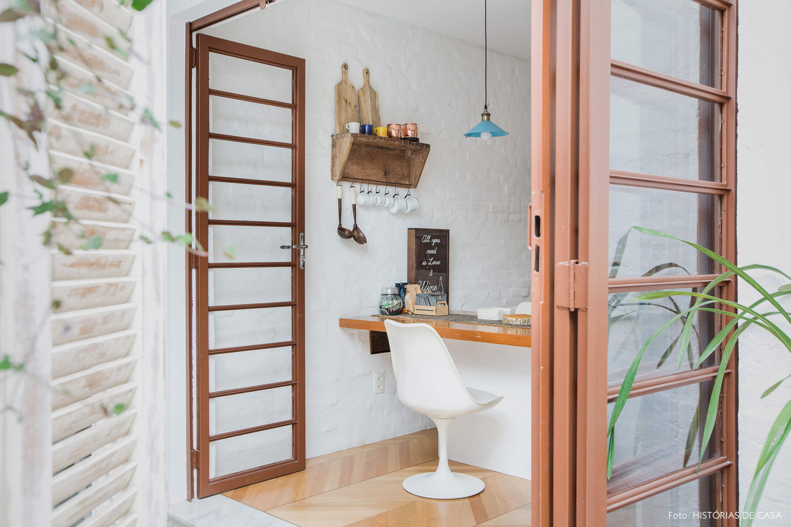 Casa com quintal e portas de serralheria