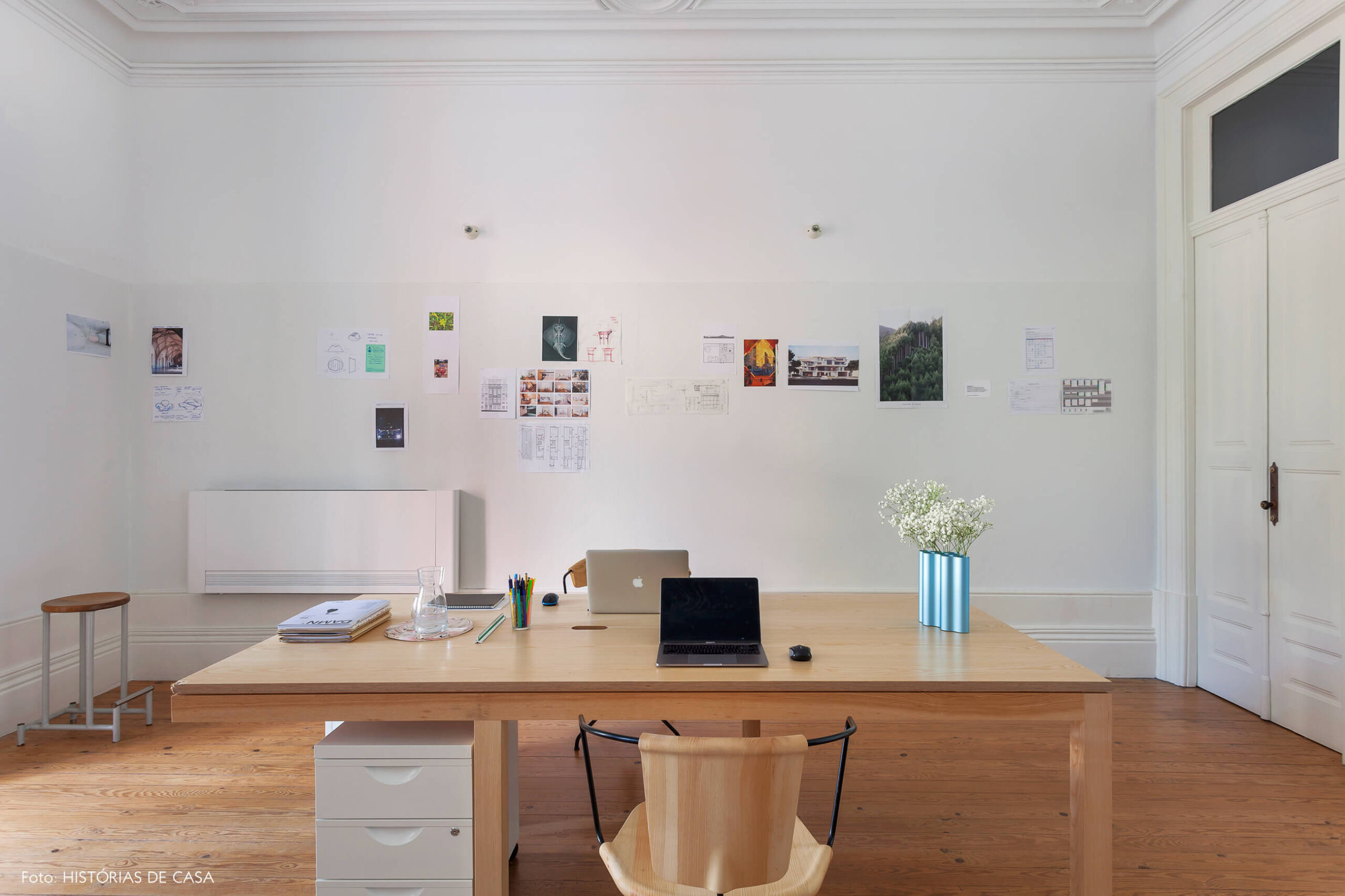 Home office com decoração minimalista e mural de referências