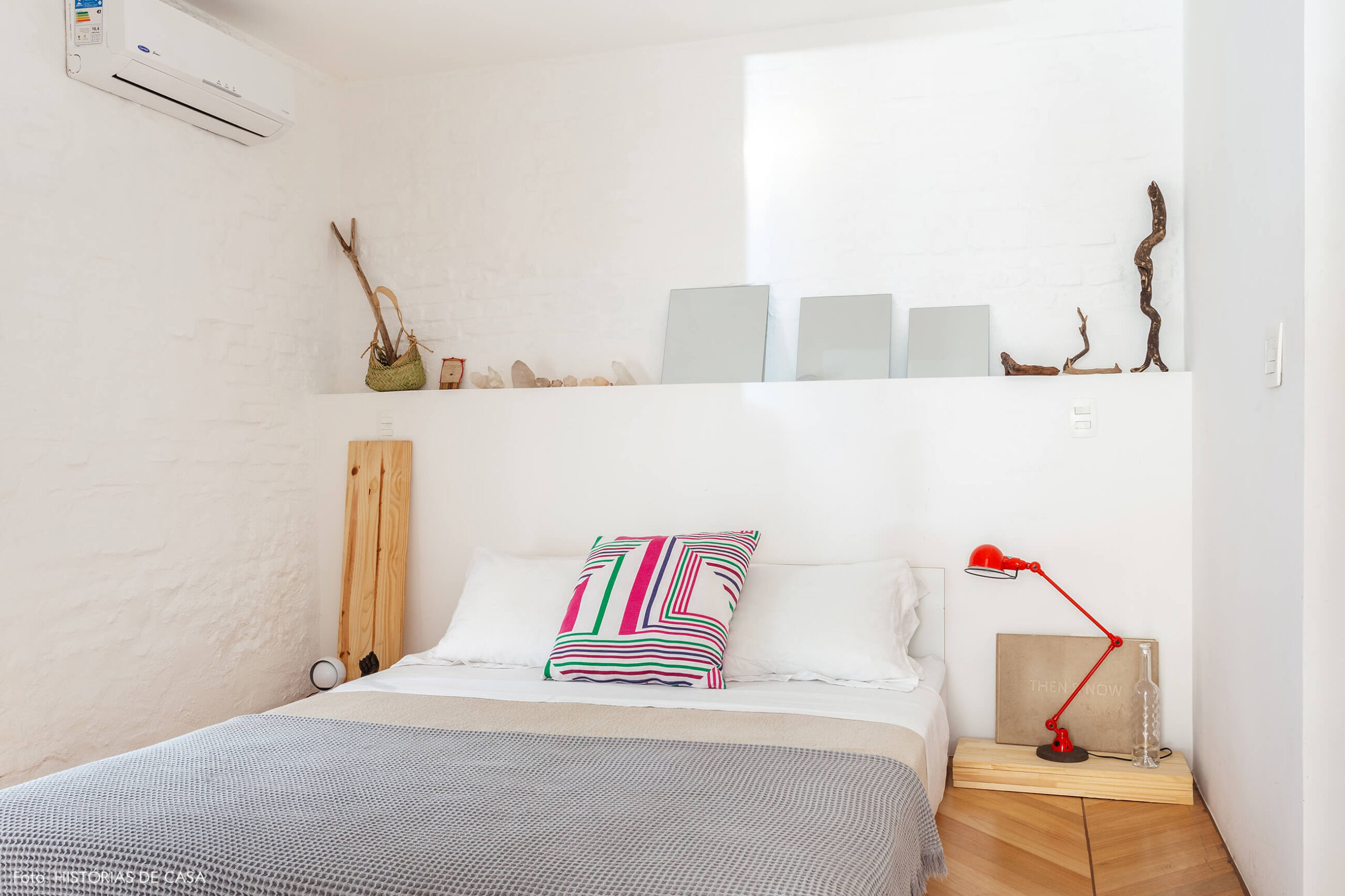 Quarto neutro com cama baixa e criados de madeira