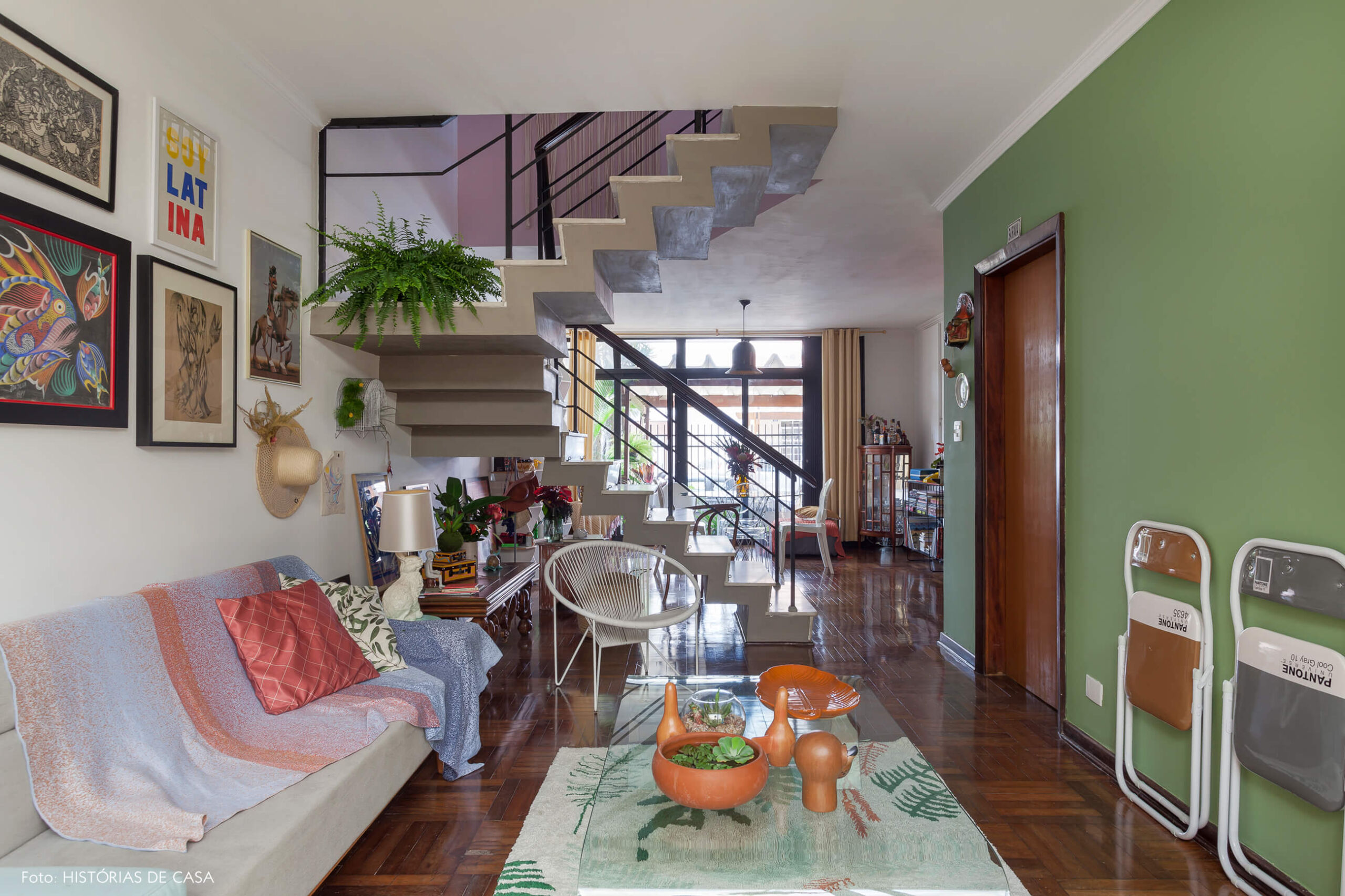 Sala integrada com parede pintada de verde