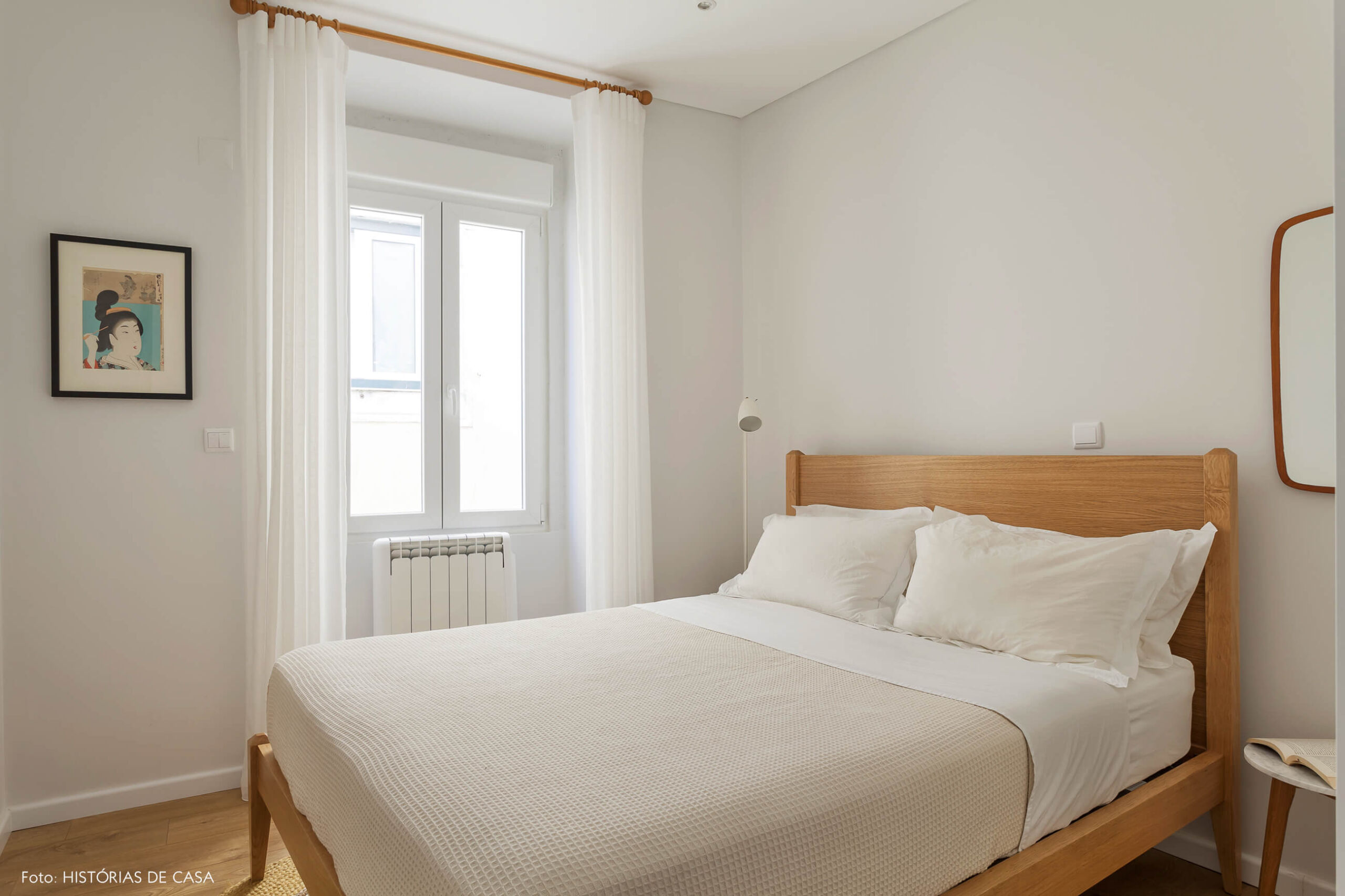 Quarto com cama de madeira e tons neutros