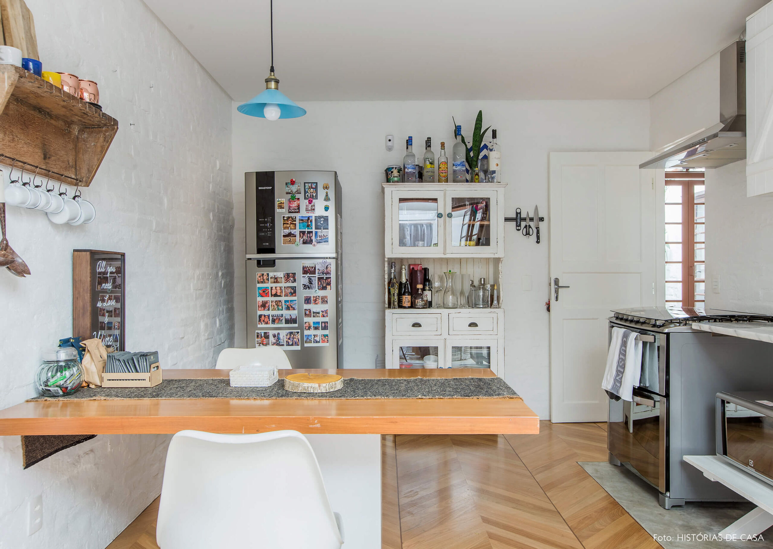 Casa com cozinha aberta para o quintal e paredes de tijolinho