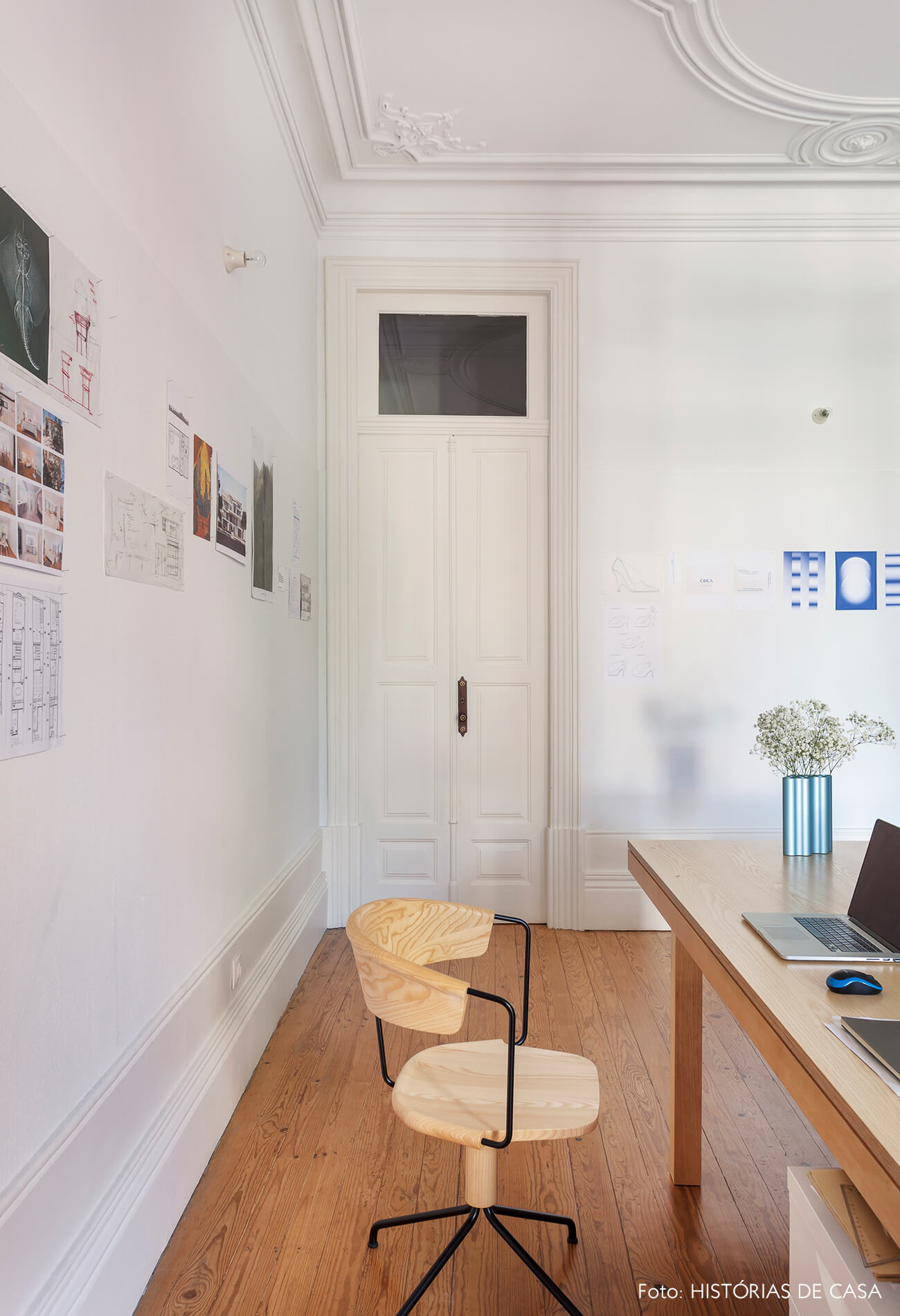 Home office com decoração minimalista e mural de referências