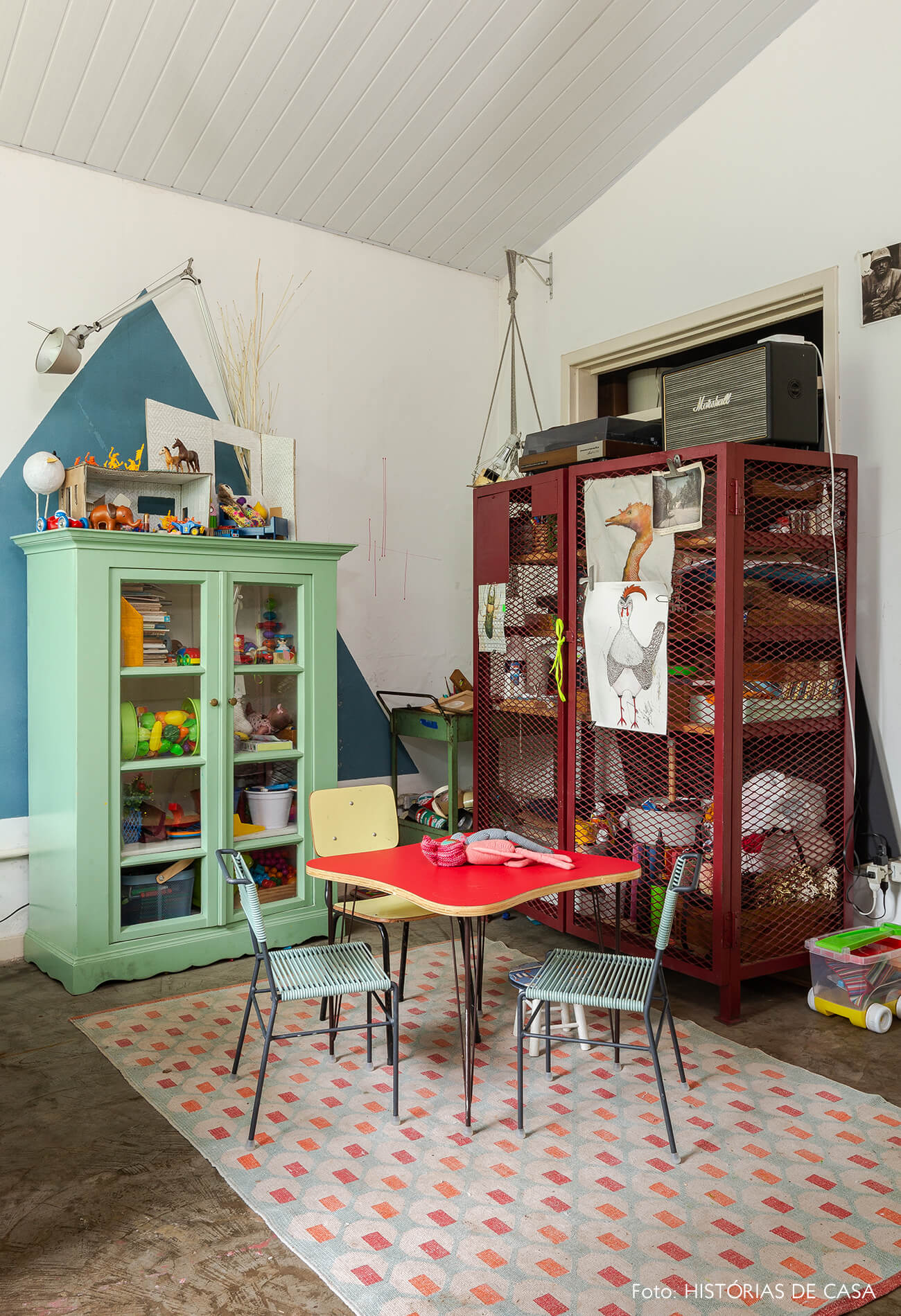 Sala de brinquedos com móveis coloridos e mesinha