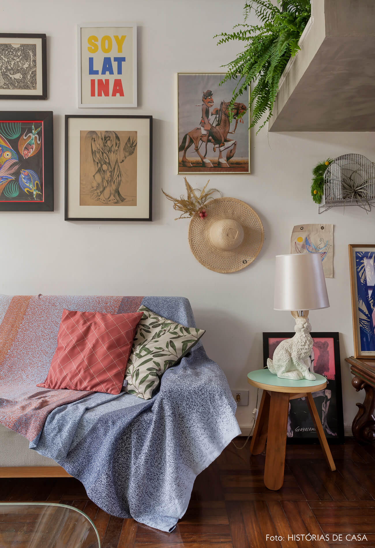 Sala com sofá neutro e manta colorida