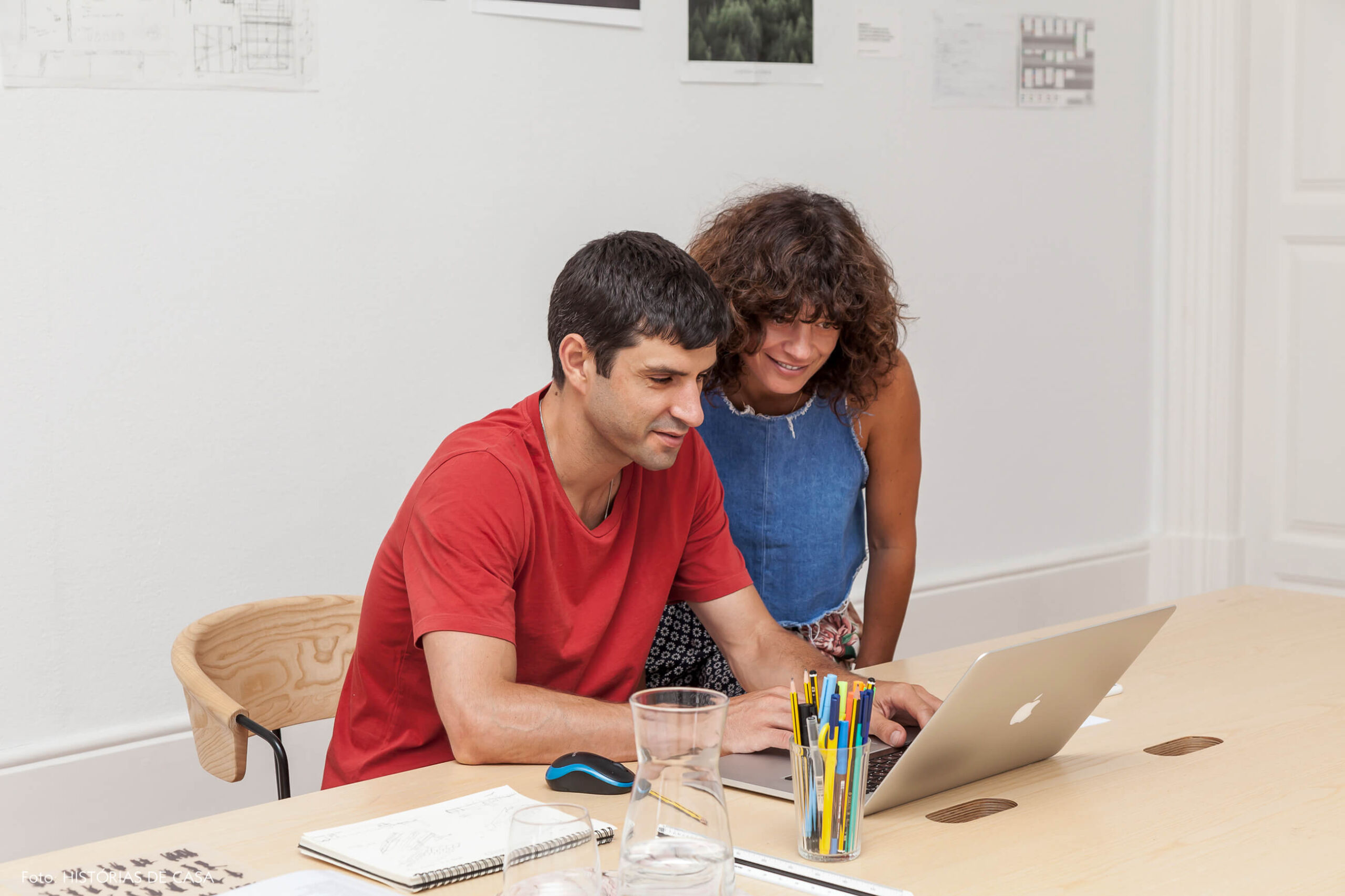 Cristina e Sergio, moradores de uma casa centenária em Portugal