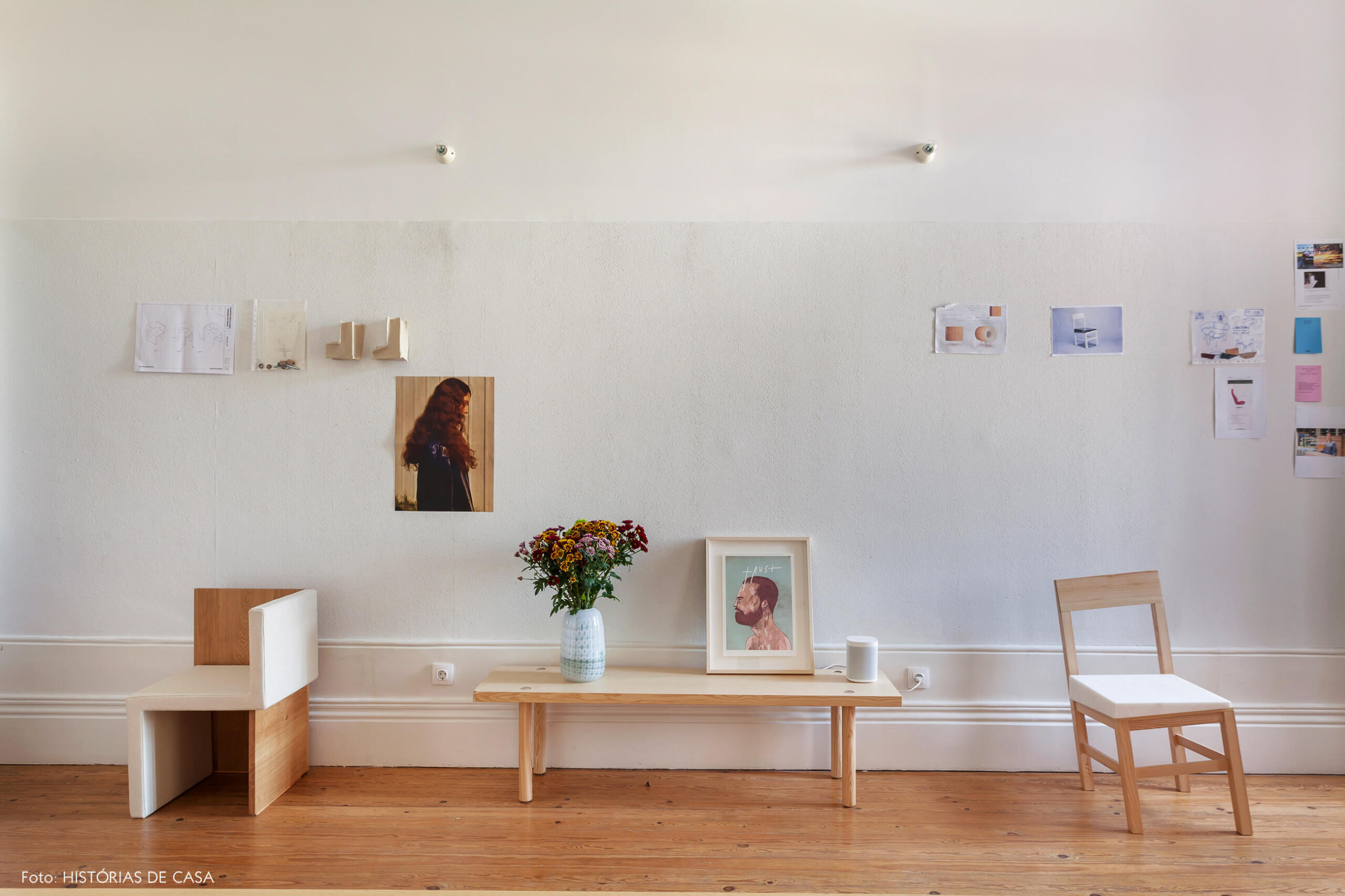 Home office com decoração minimalista e mural de referências