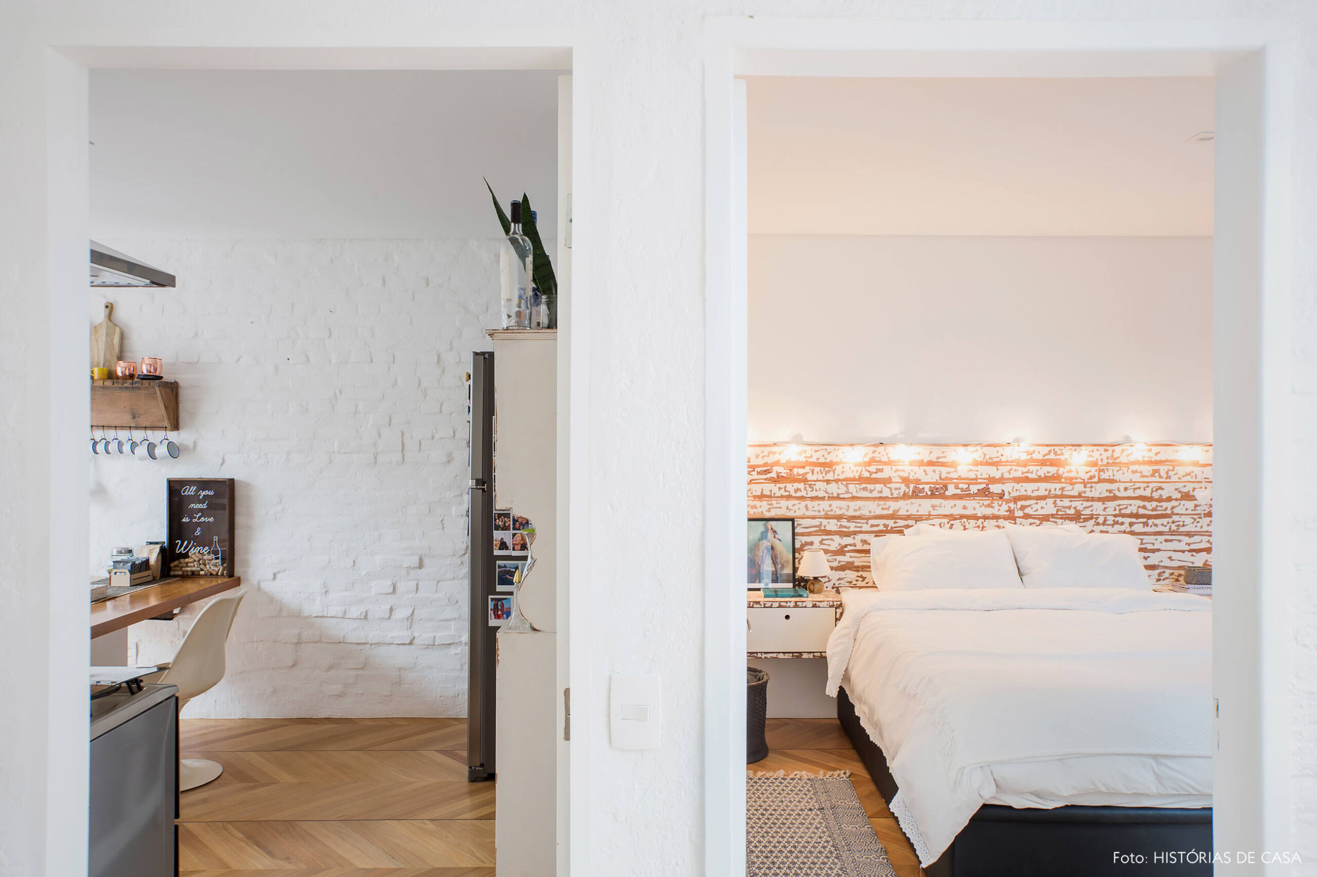 Quarto com cabeceira de madeira e fio de luzinhas