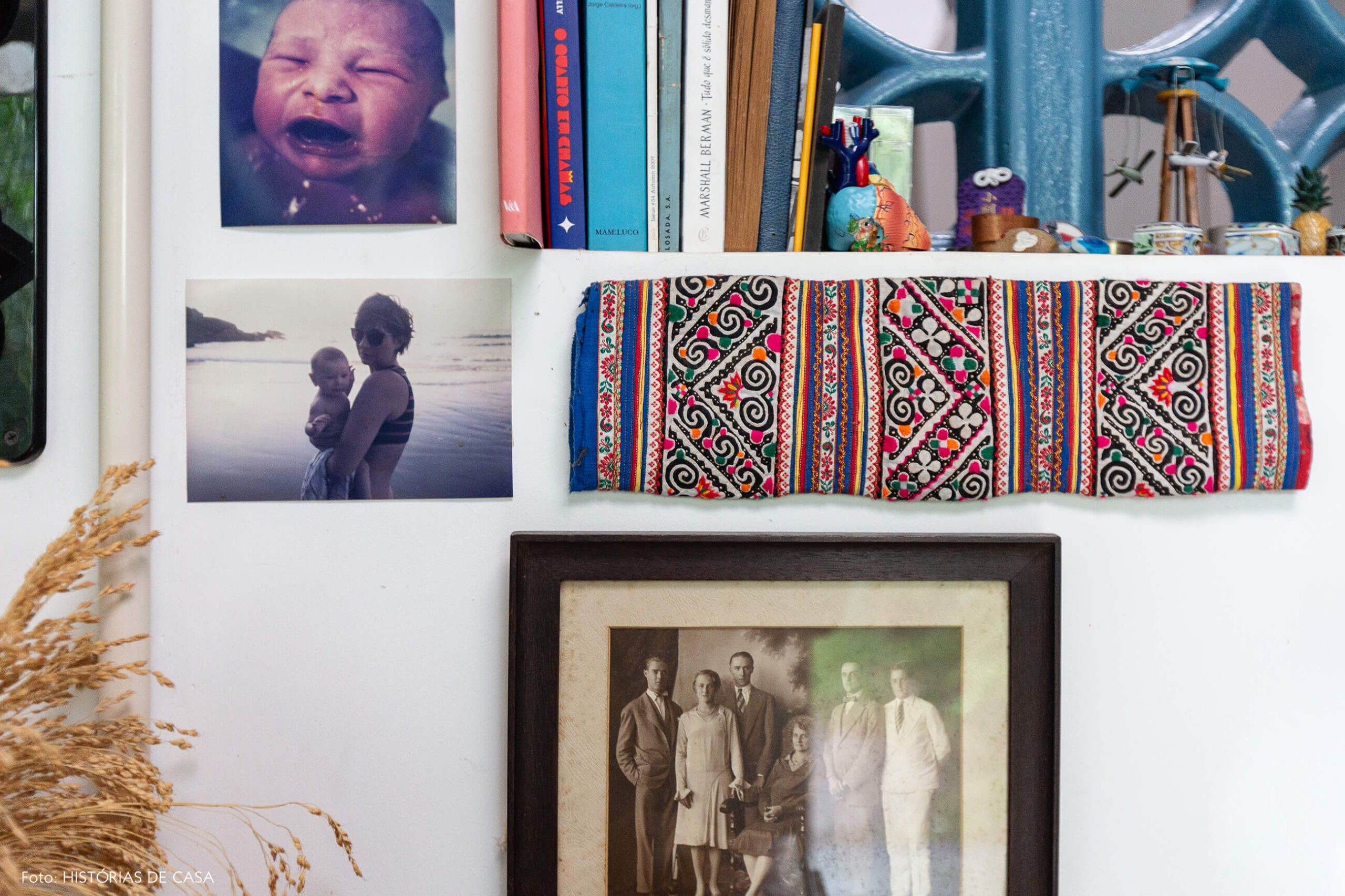 Parede com quadros e cores