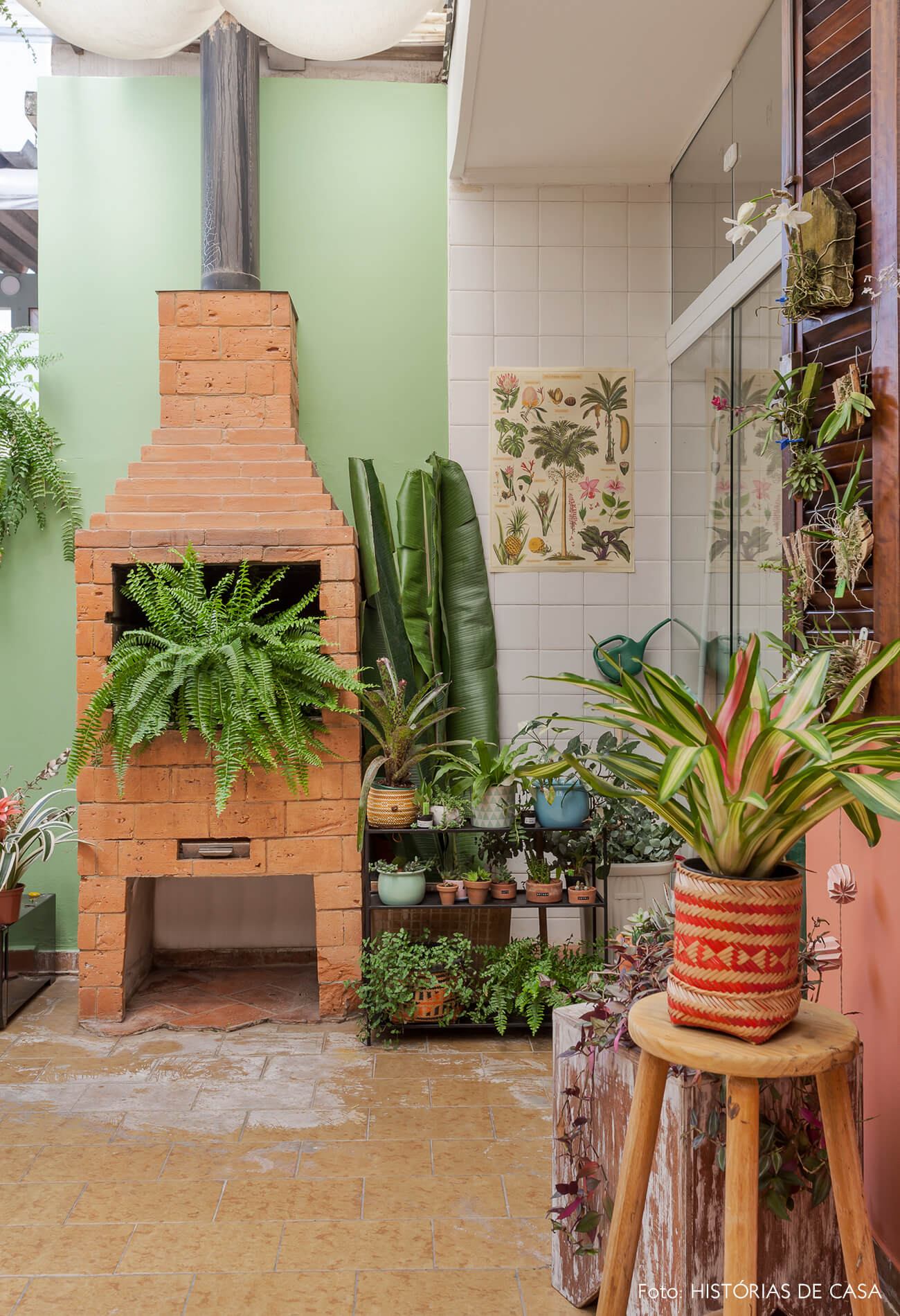 Quintal com churrasqueira e parede pintada de verde