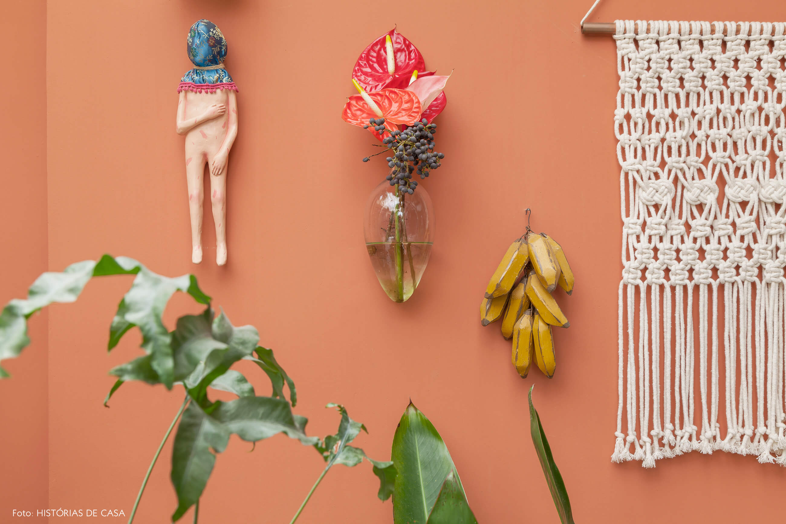 Parede pintada e pequenos objetos decorativos pendurados