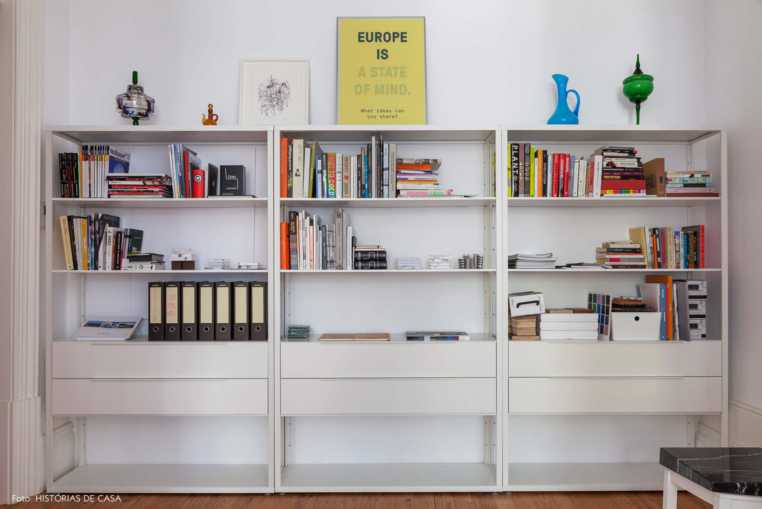 Home office com estante branca