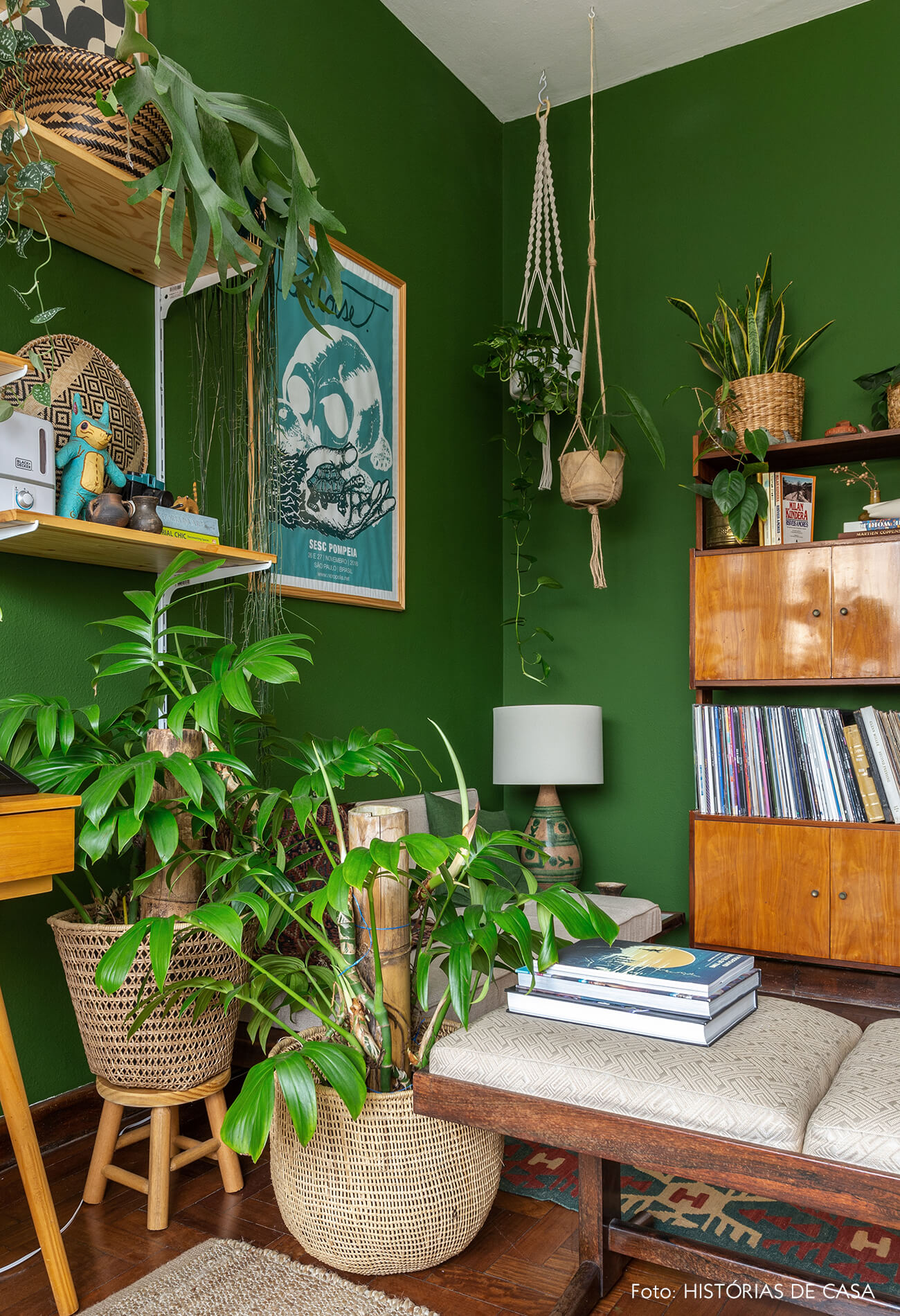 Home office com paredes pintadas de verde