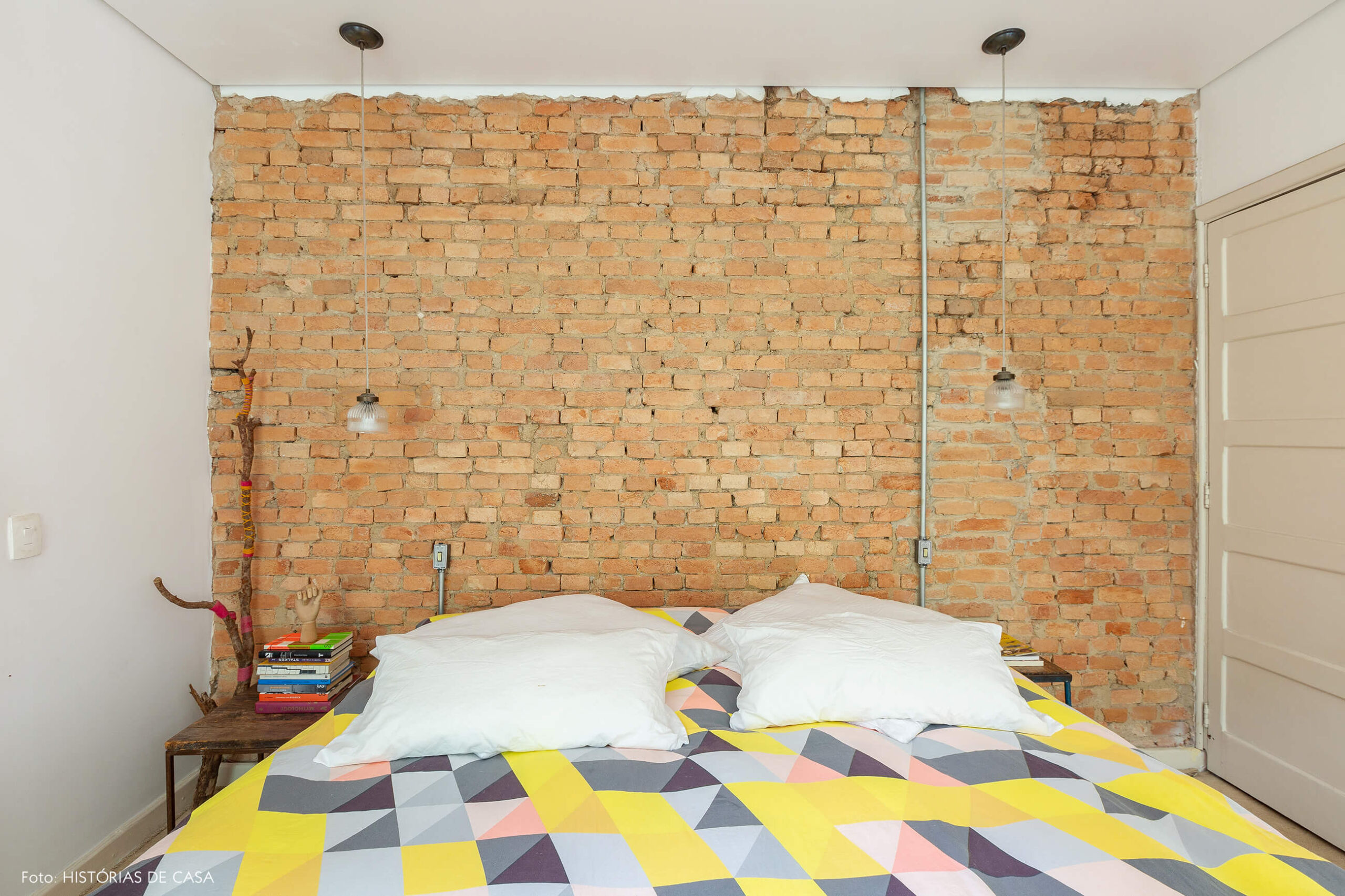 Quarto de casal com parede de tijolinho