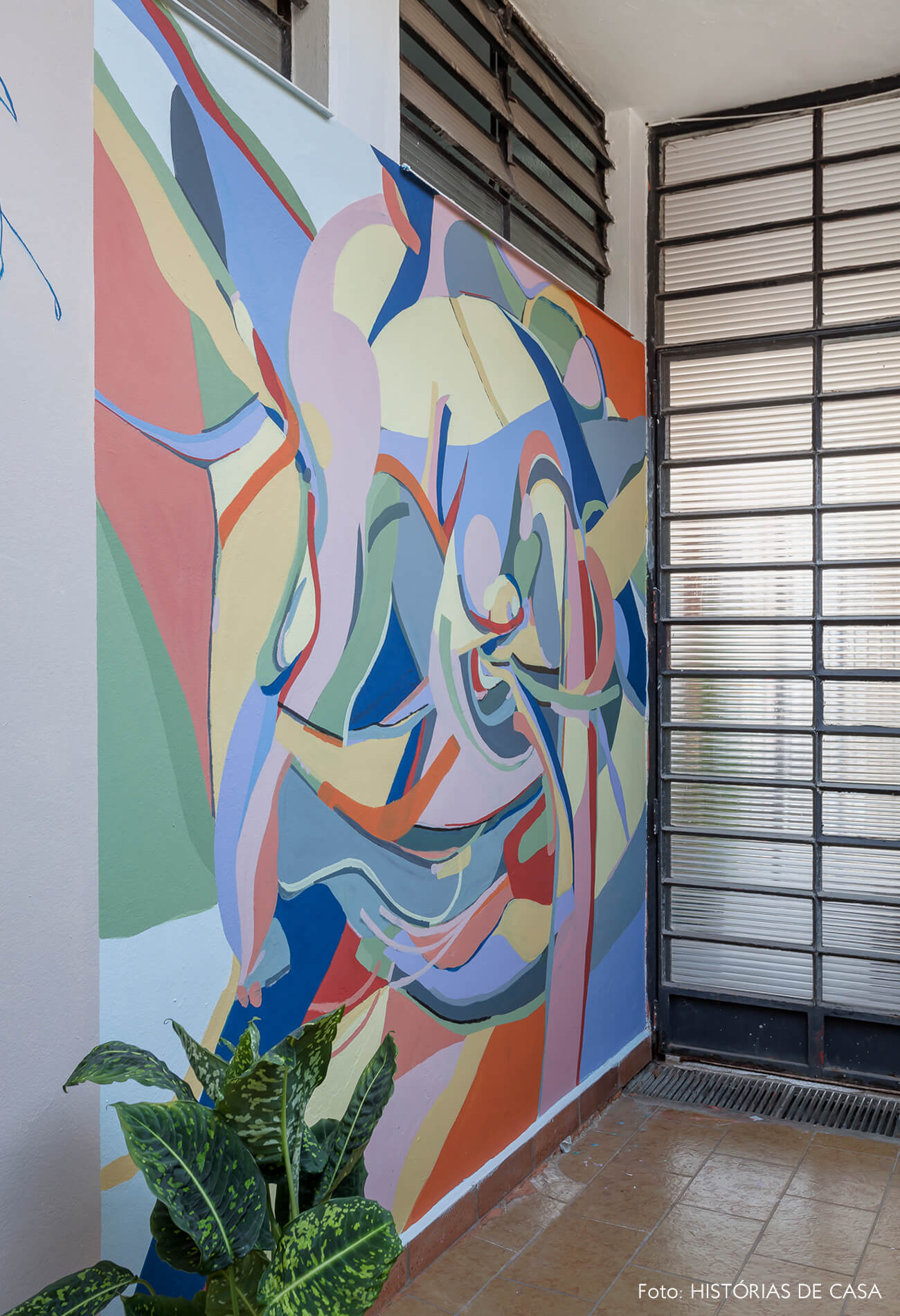 Corredor lateral do quintal com grafite colorido