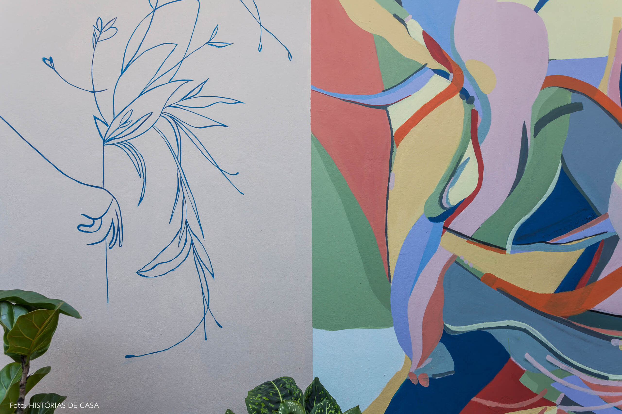 Corredor lateral do quintal com grafite colorido