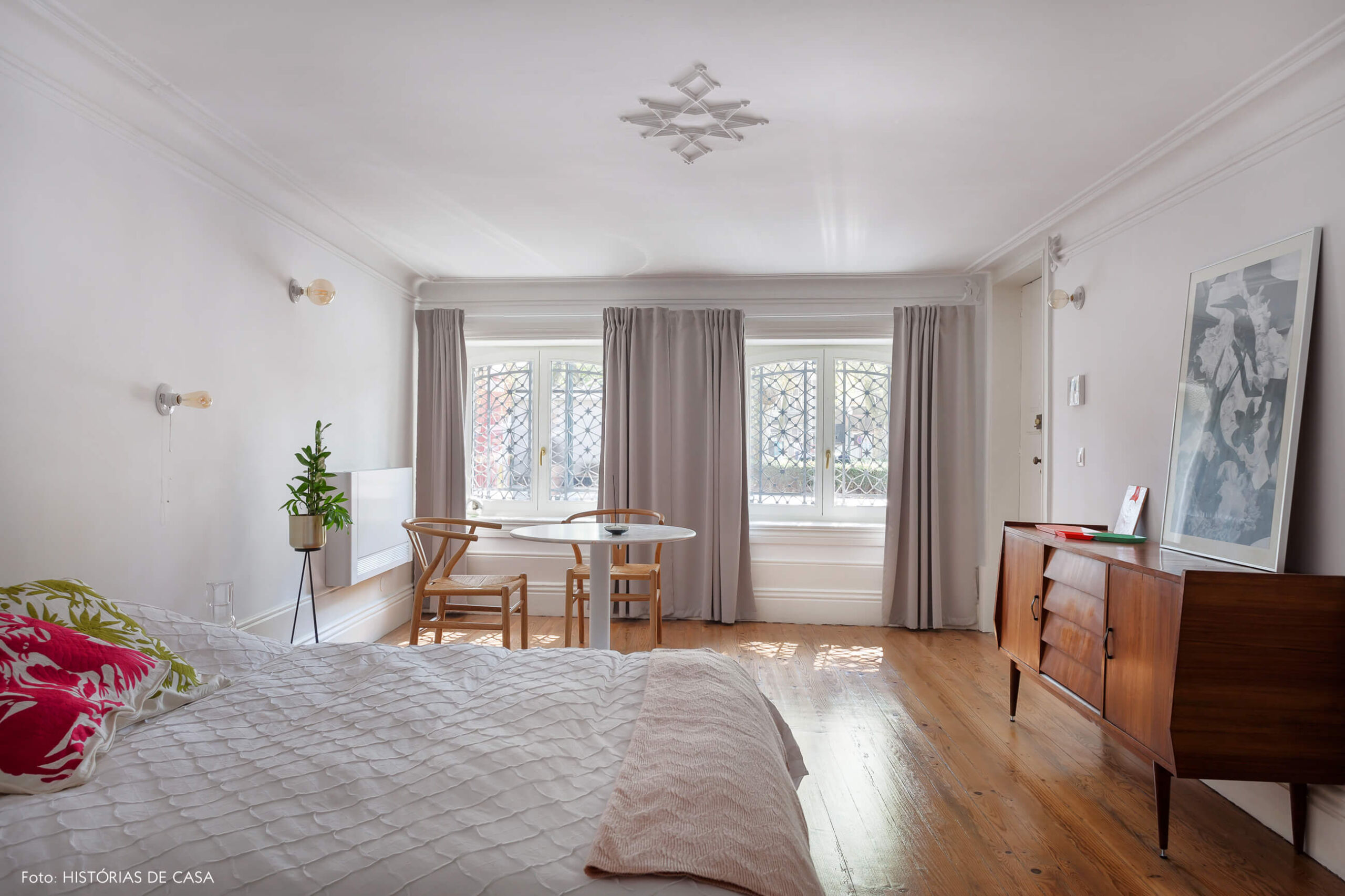 Quarto de casal com cortinas de tecido e detalhes no teto