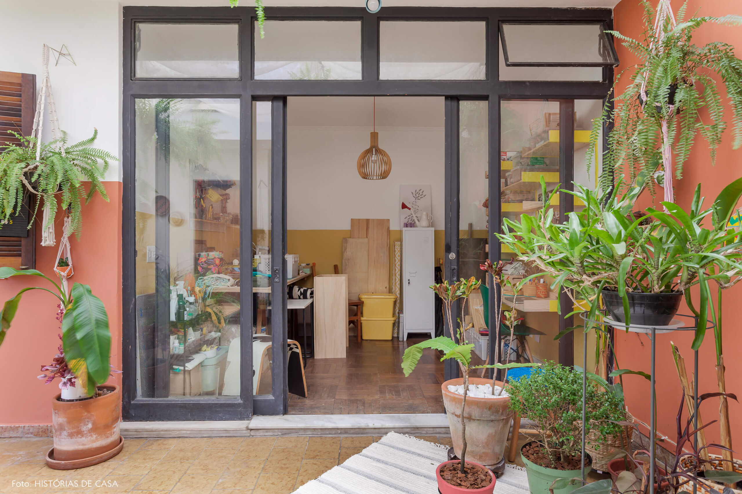 Quintal com edícula onde foi montado um ateliÊ