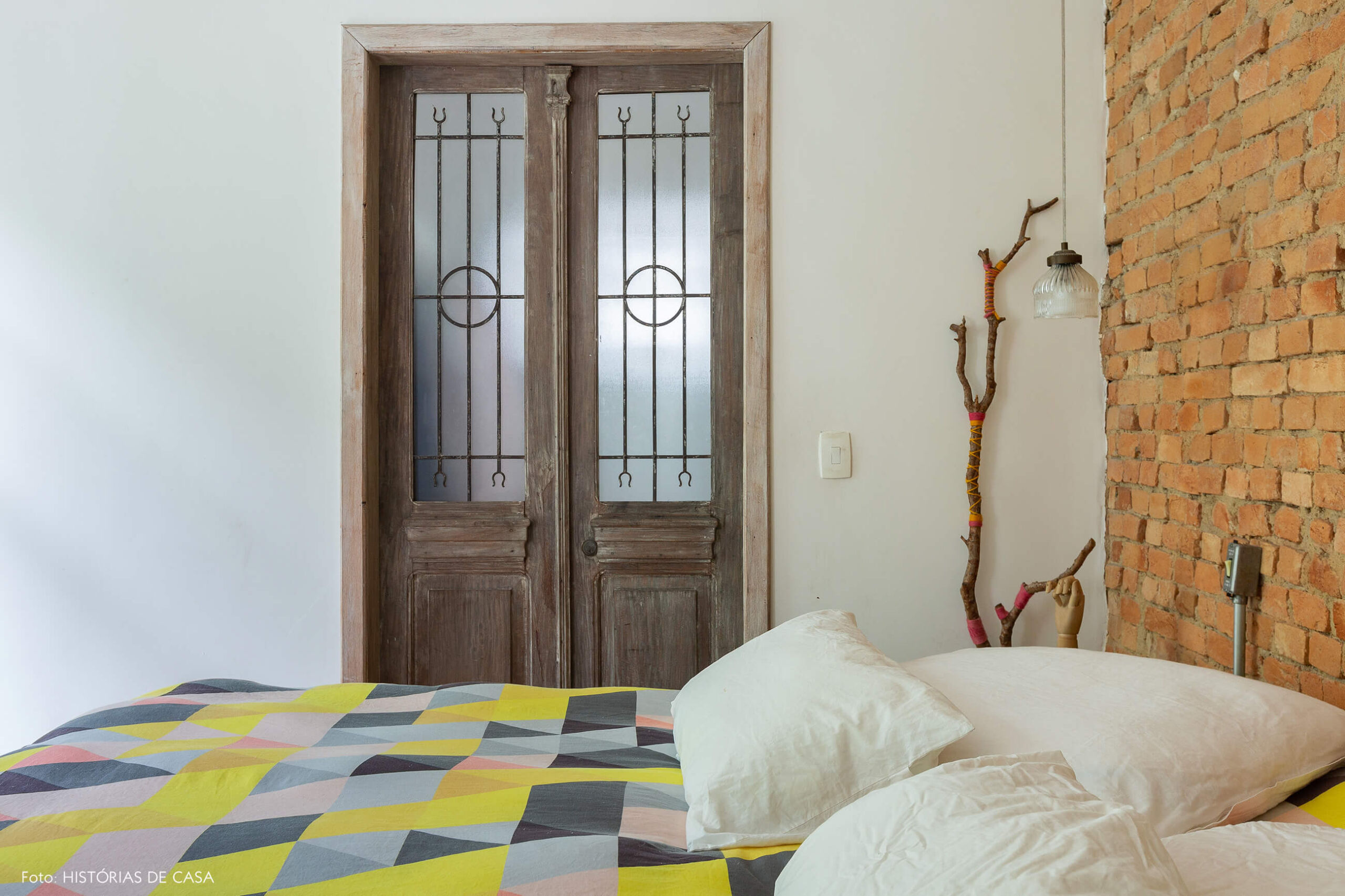 Quarto de casal com porta antiga