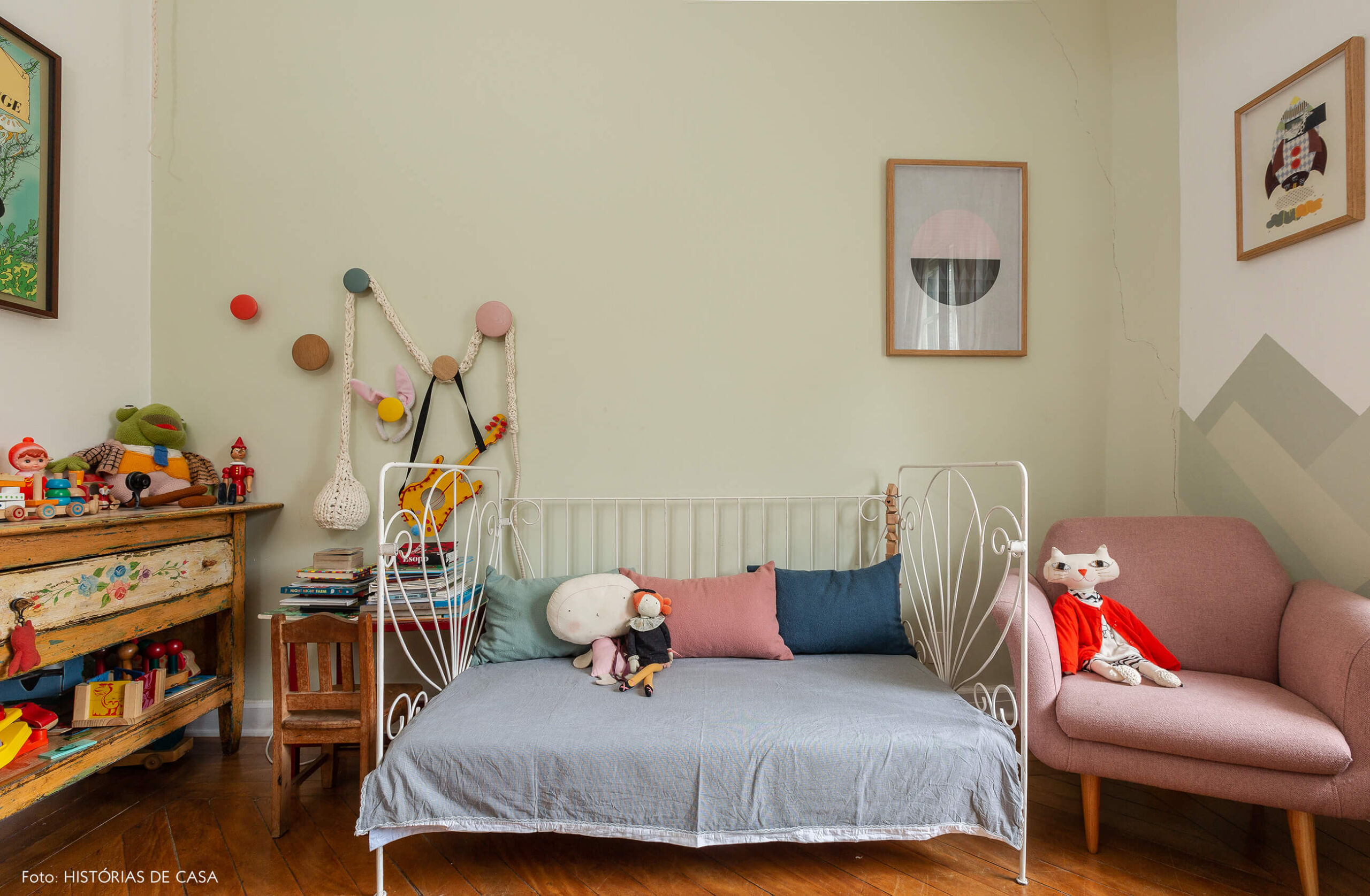 Quarto de menina com parede pintada de montanhas