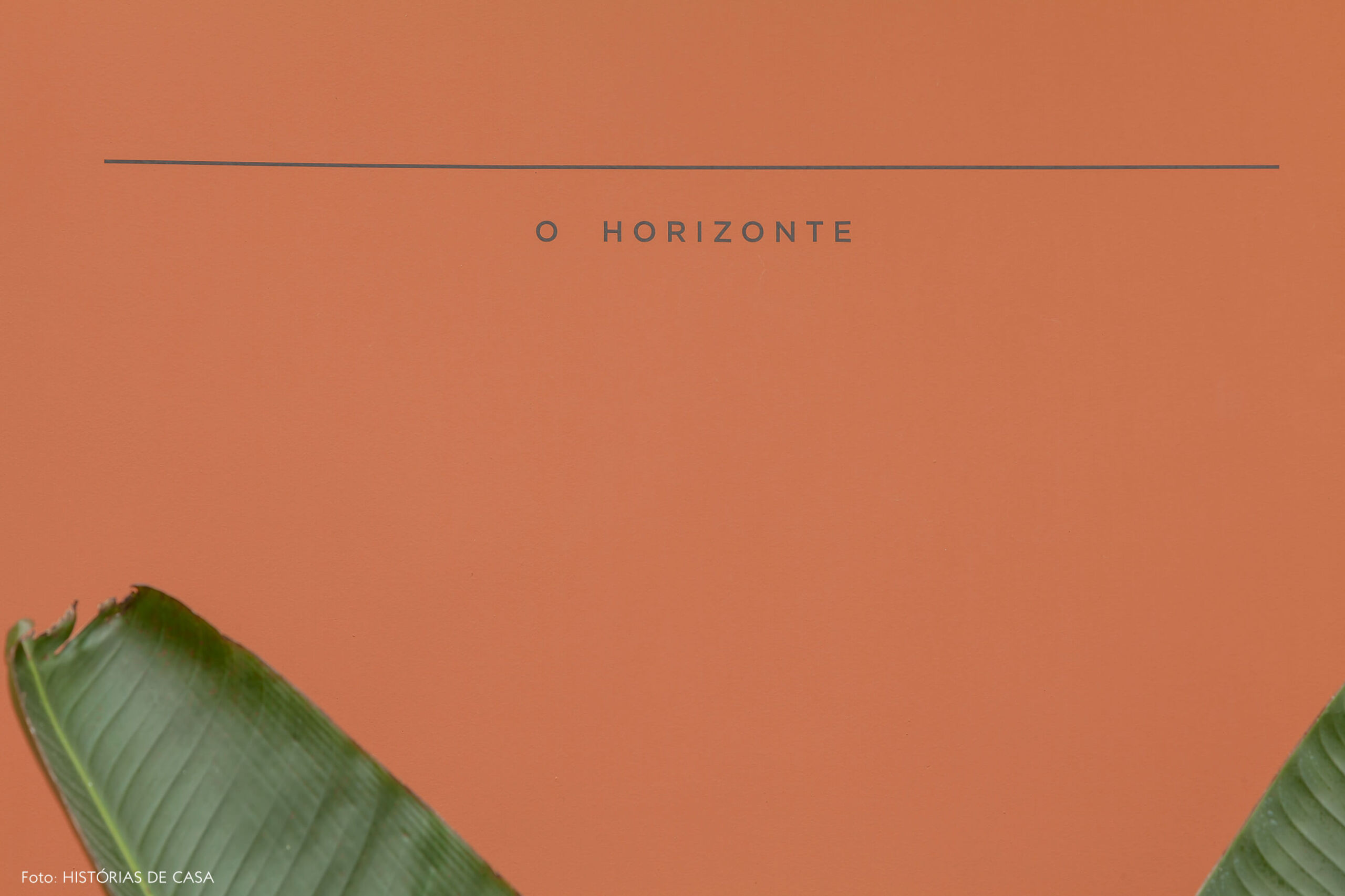 Parede colorida com adesivo