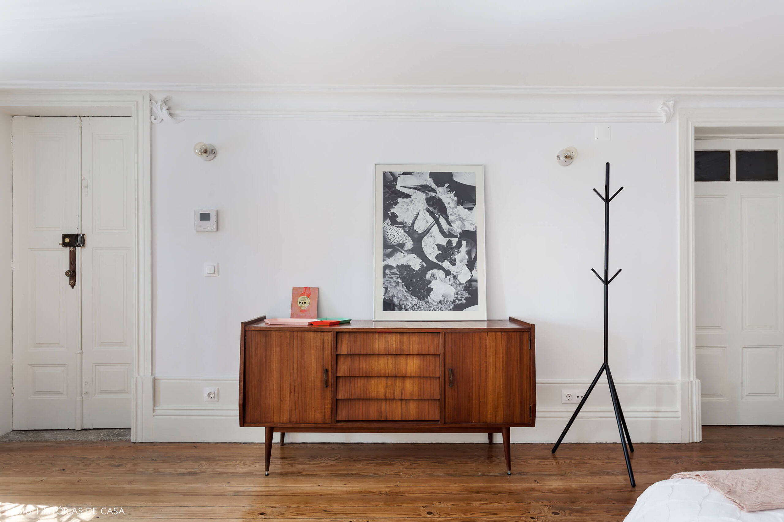 Quarto com arquitetura clássica e buffet vintage