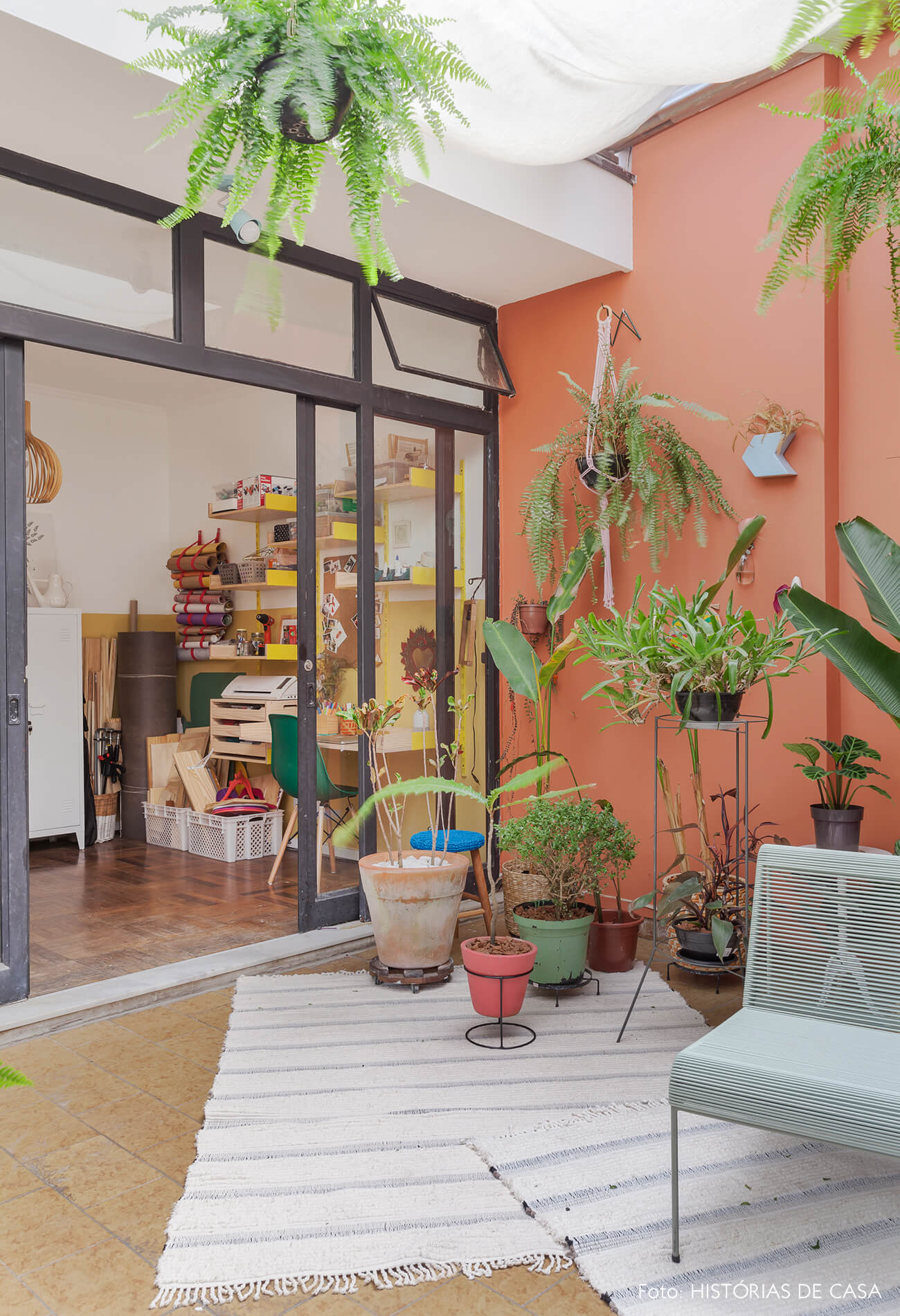 Quintal com edícula onde foi montado um ateliÊ