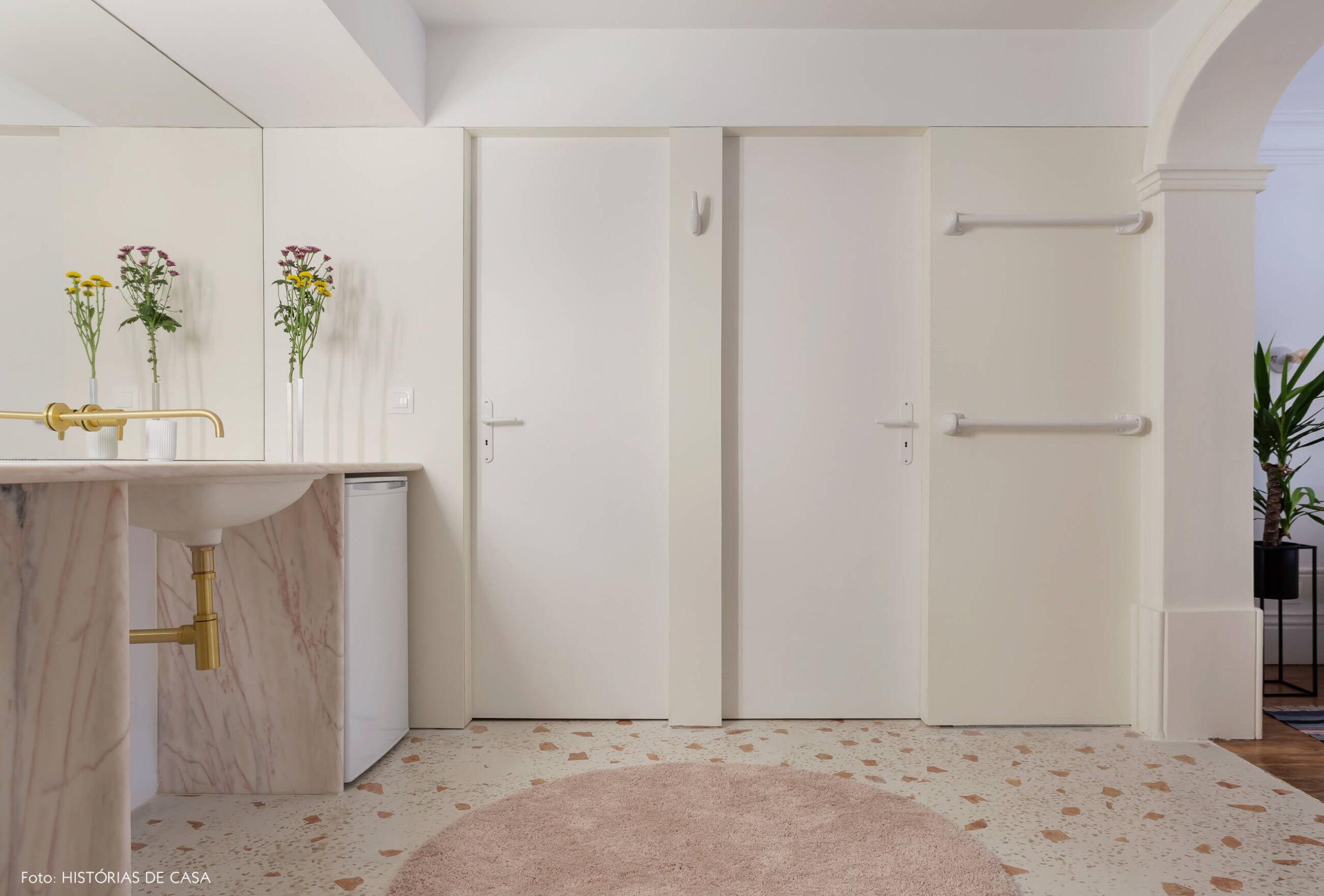 Banheiro com piso de granilite