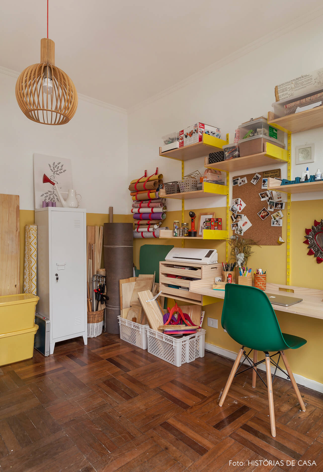 Ateliê de marcenaria com paredes pintadas de amarelo