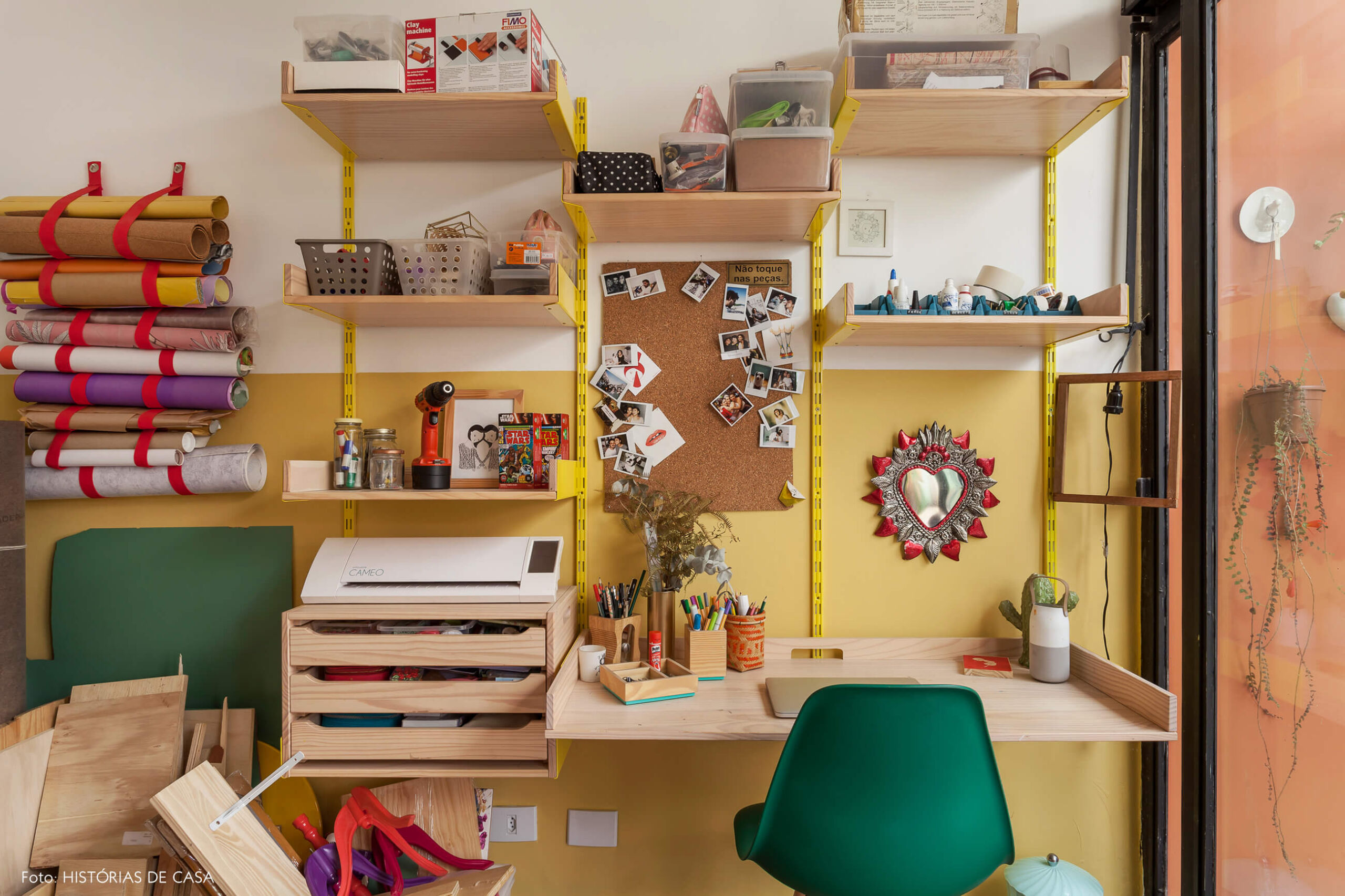 Ateliê de marcenaria com paredes pintadas de amarelo