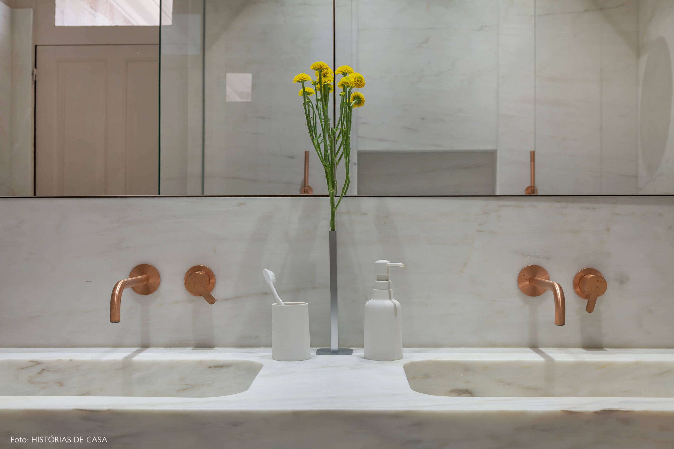 Banheiro com duas cubas de mármore