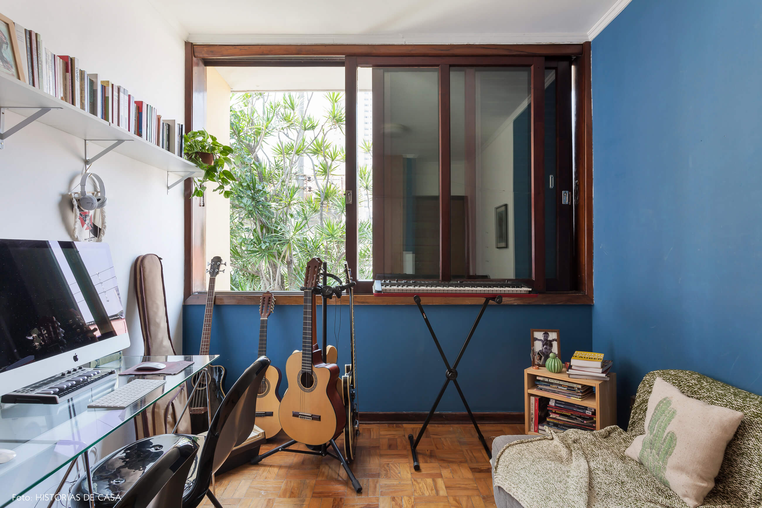Sala de música com paredes pintadas de azul