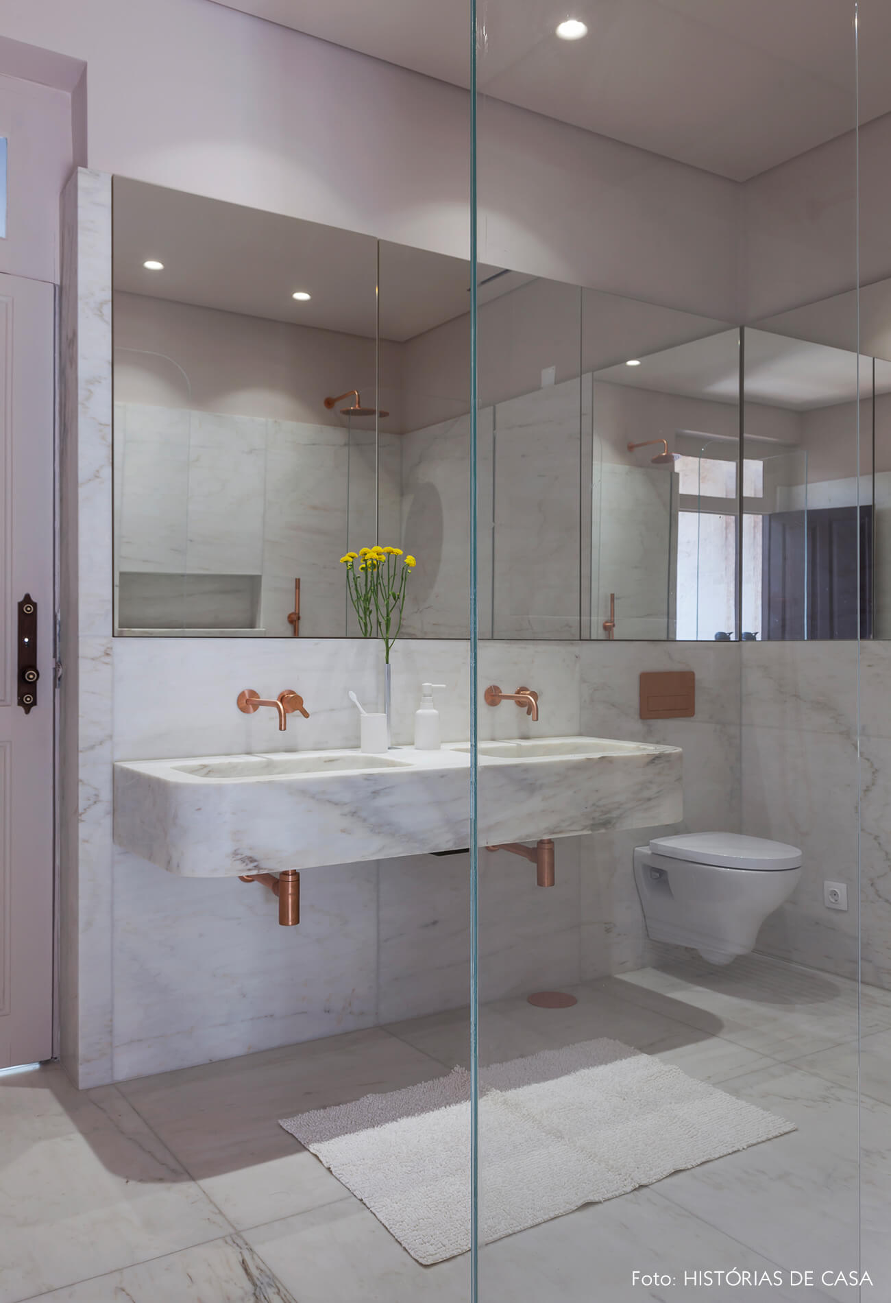 Banheiro com duas cubas de mármore