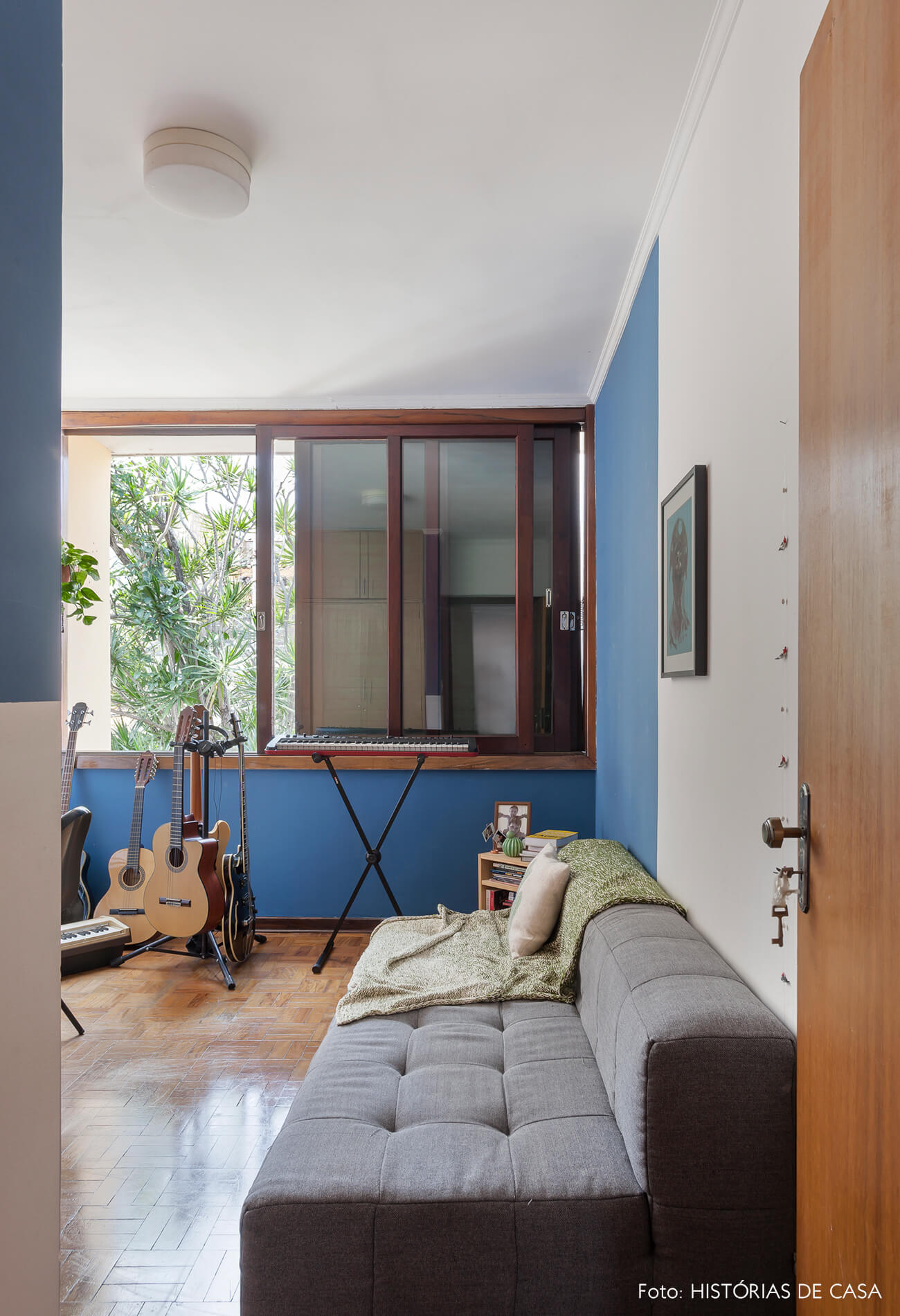 Sala de música com paredes pintadas de azul