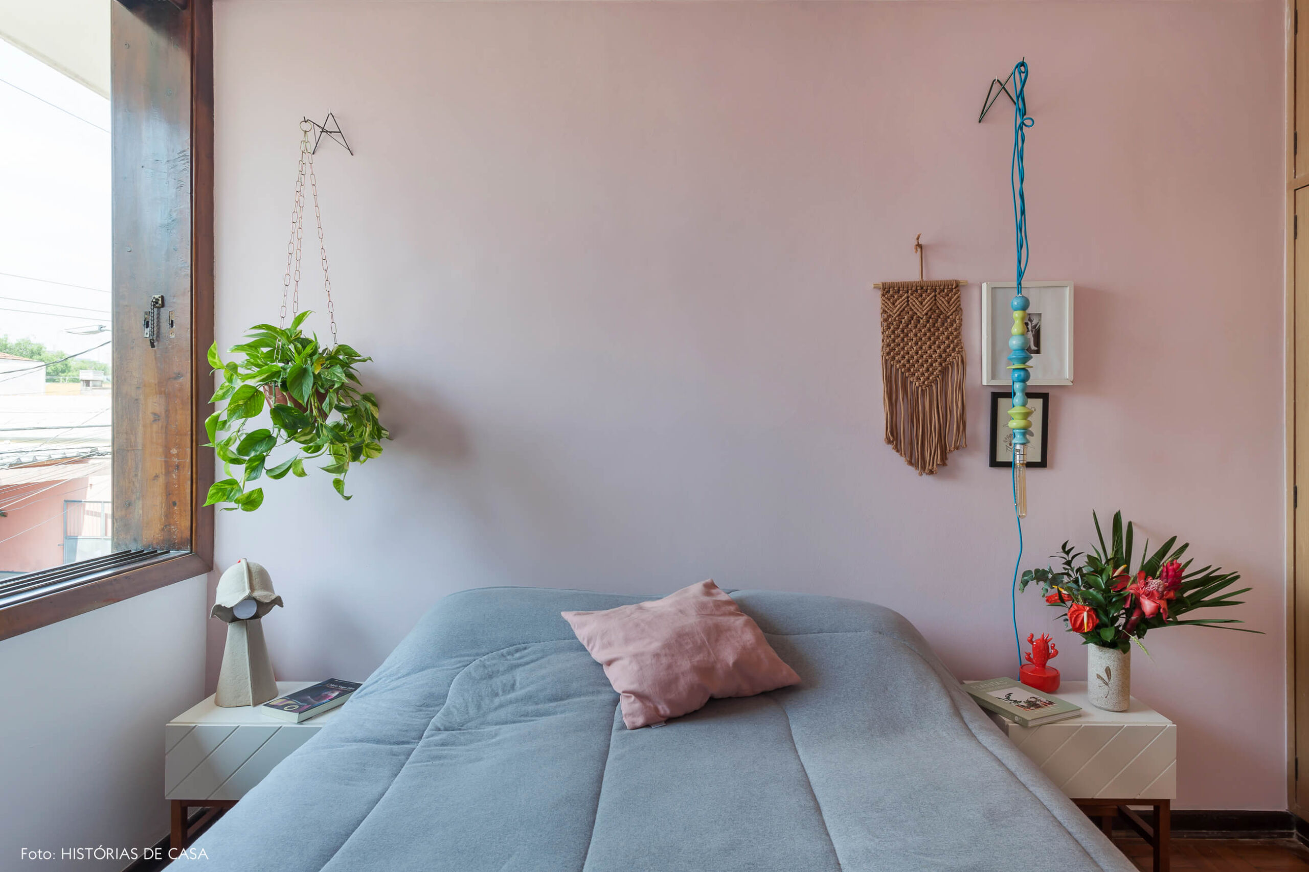 Quarto com parede e teto pintado de rosa