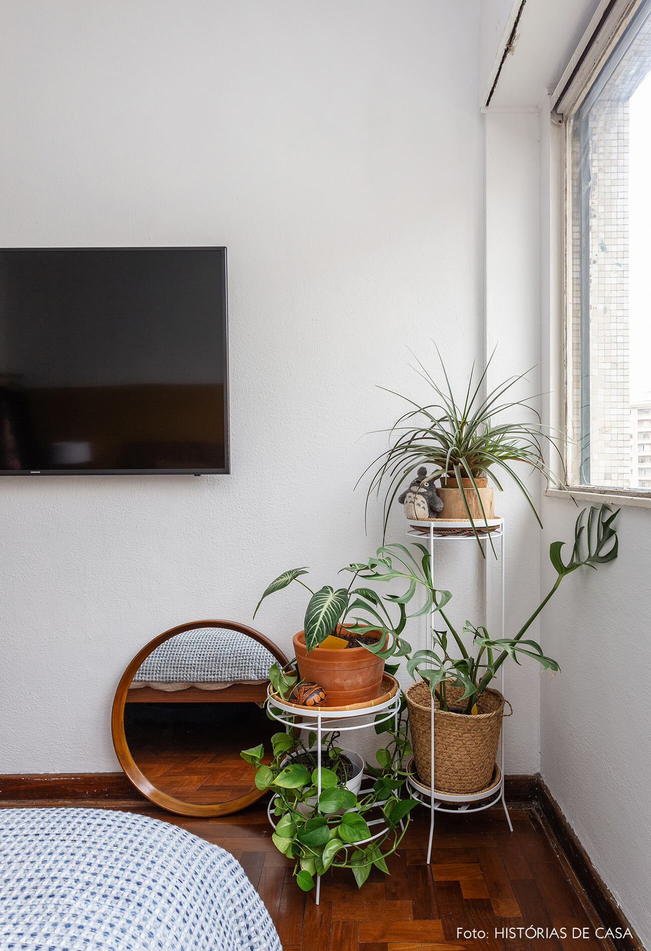 Quarto com plantas e roupa de cama de linho