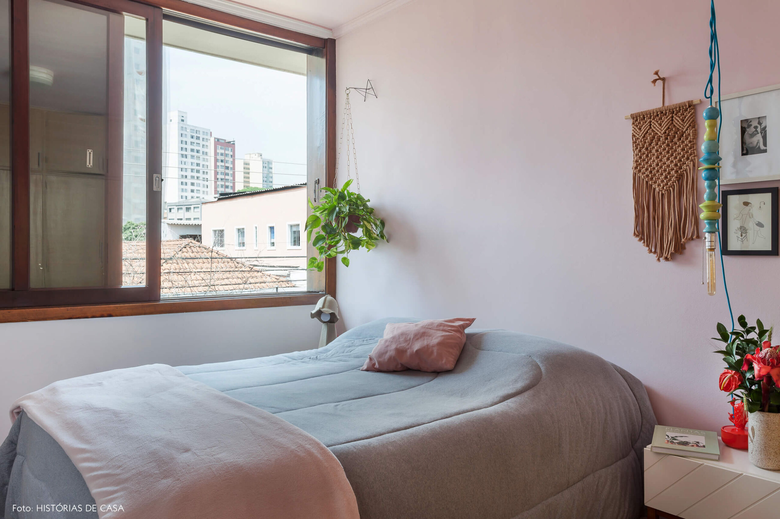 Quarto com parede e teto pintado de rosa