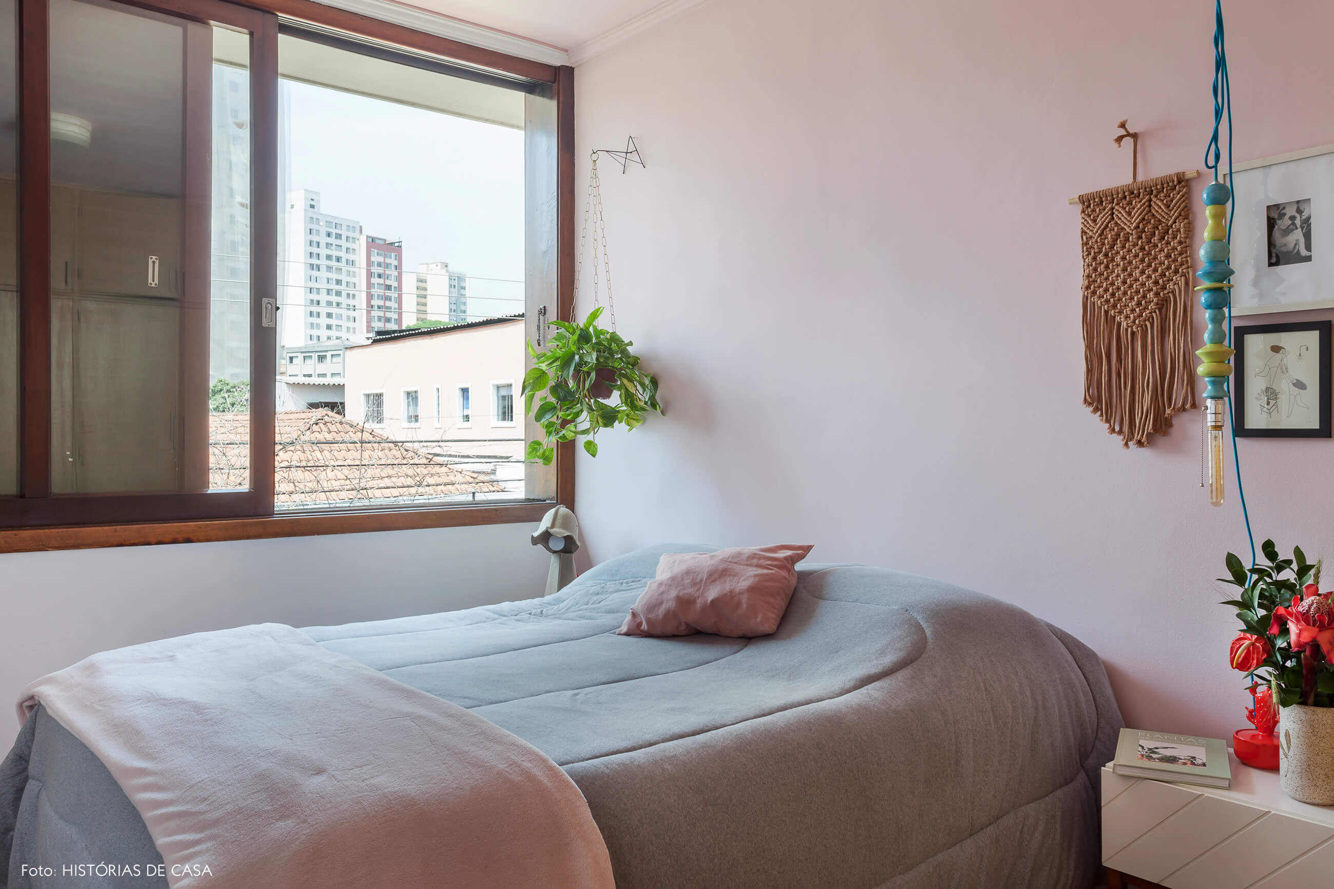 Quarto com parede e teto pintado de rosa