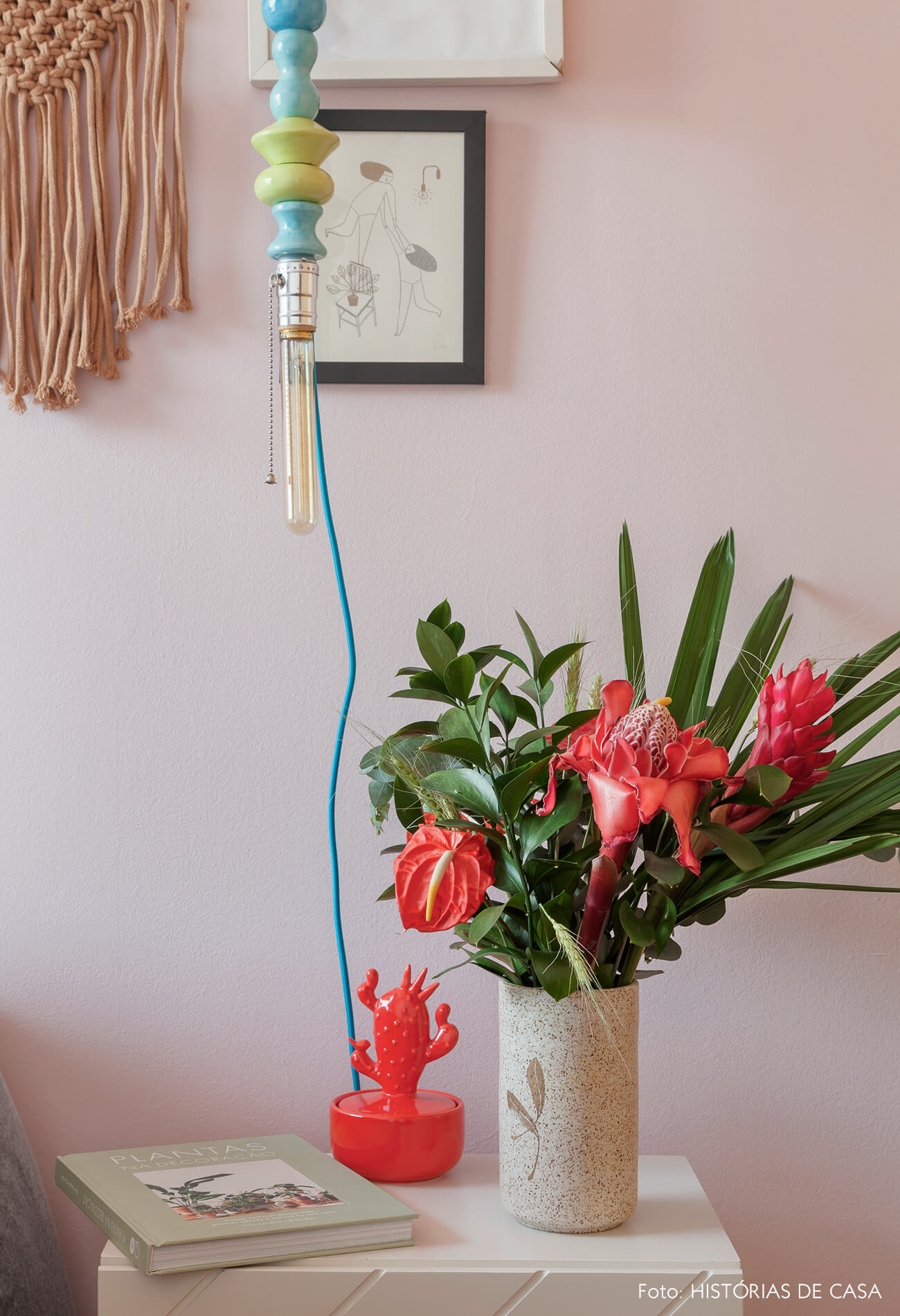 Quarto com parede e teto pintado de rosa