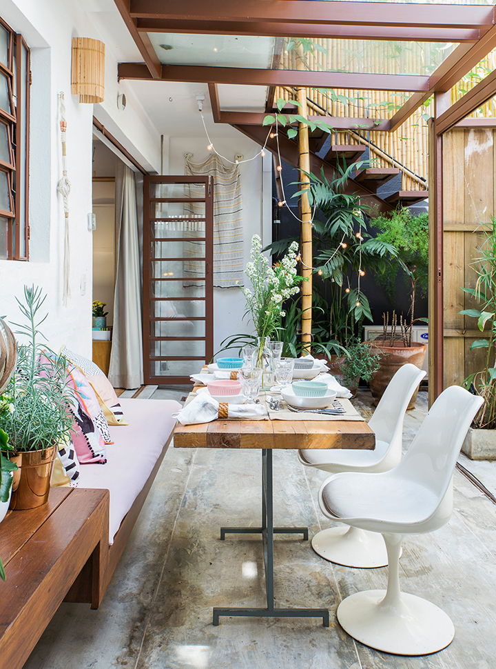 Casa com quintal acolhedor e plantas