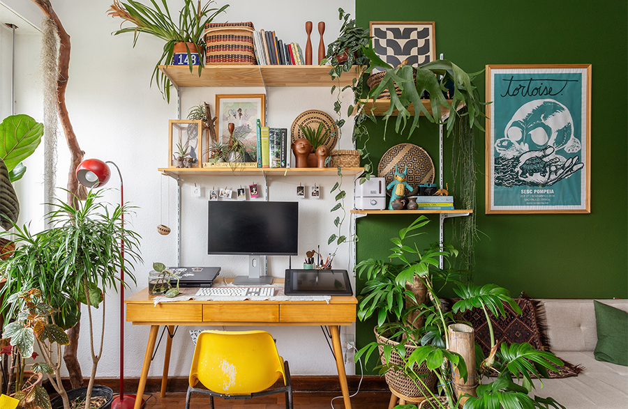 Escritório com meia parede pintada de verde