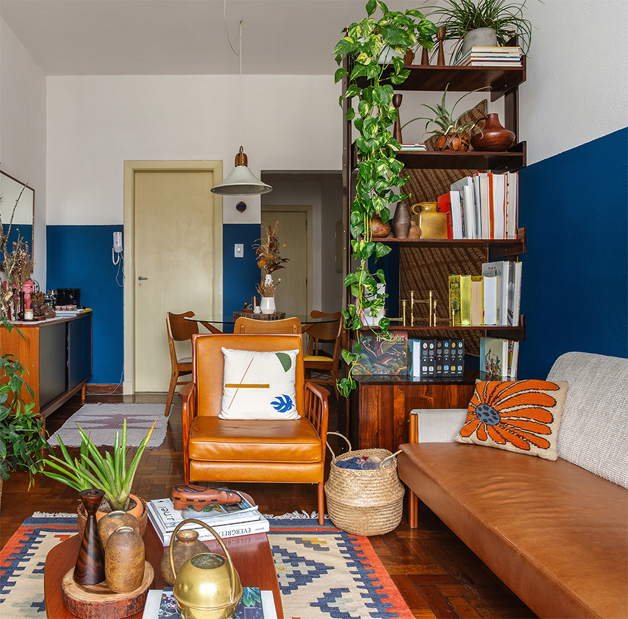 Sala com móveis vintage e paredes azuis