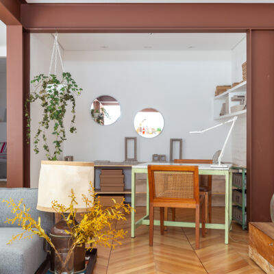 Sala com home office e piso espinho de peixe